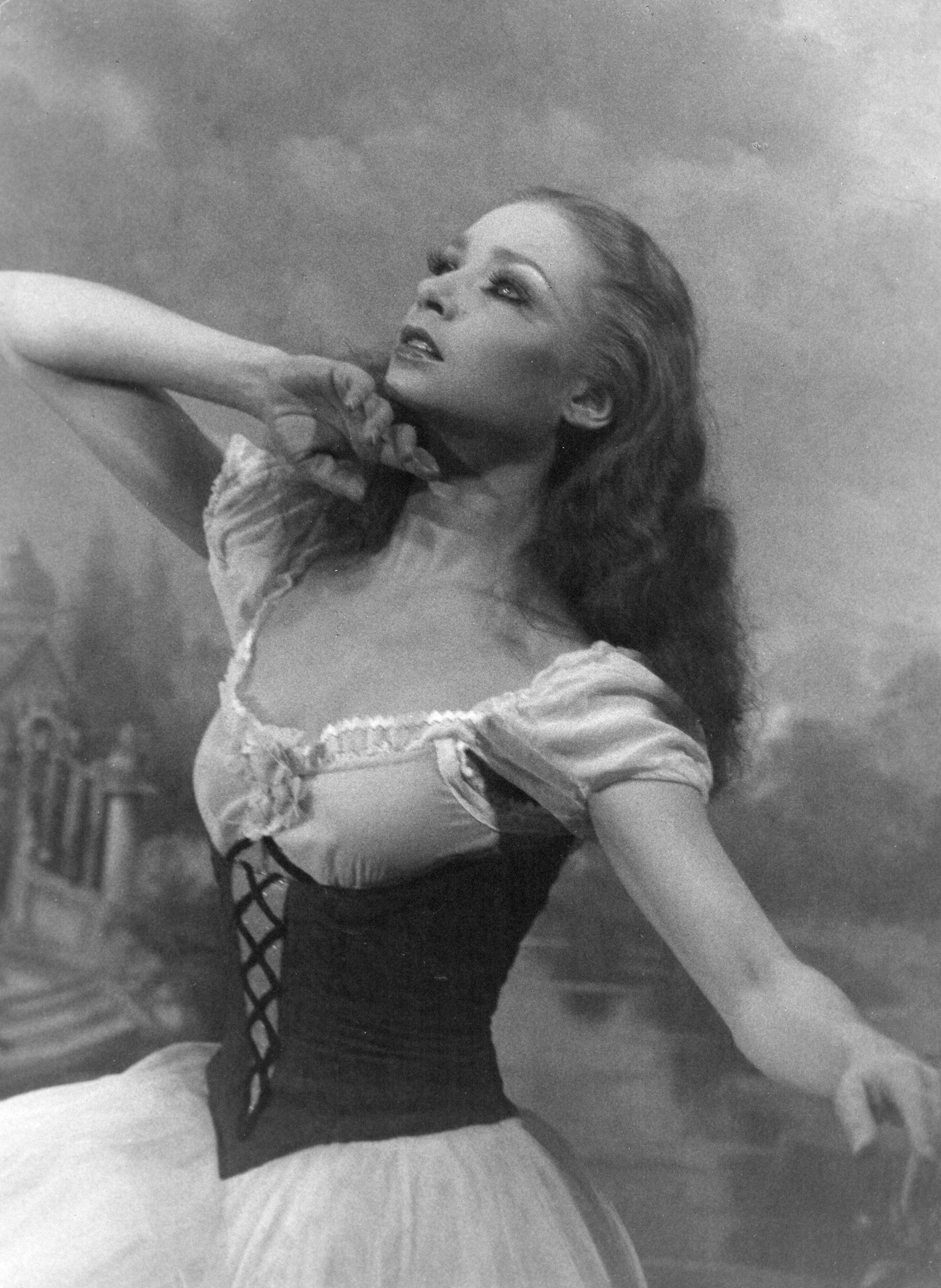 Aelita in dramatischer Pose als Solistin