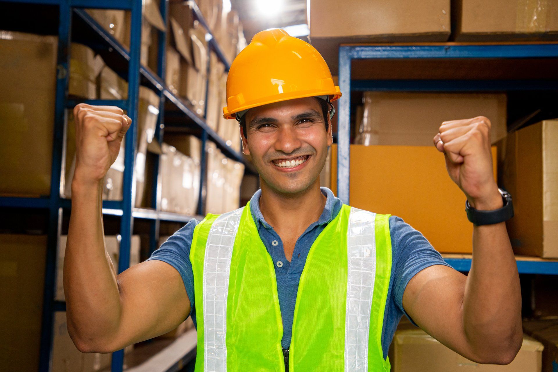 jubelnder Lagermitarbeiter