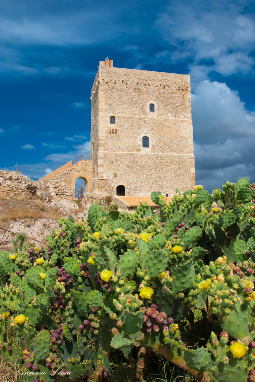 Castello di Roccella antica residenza dei Moncada di Monforte
