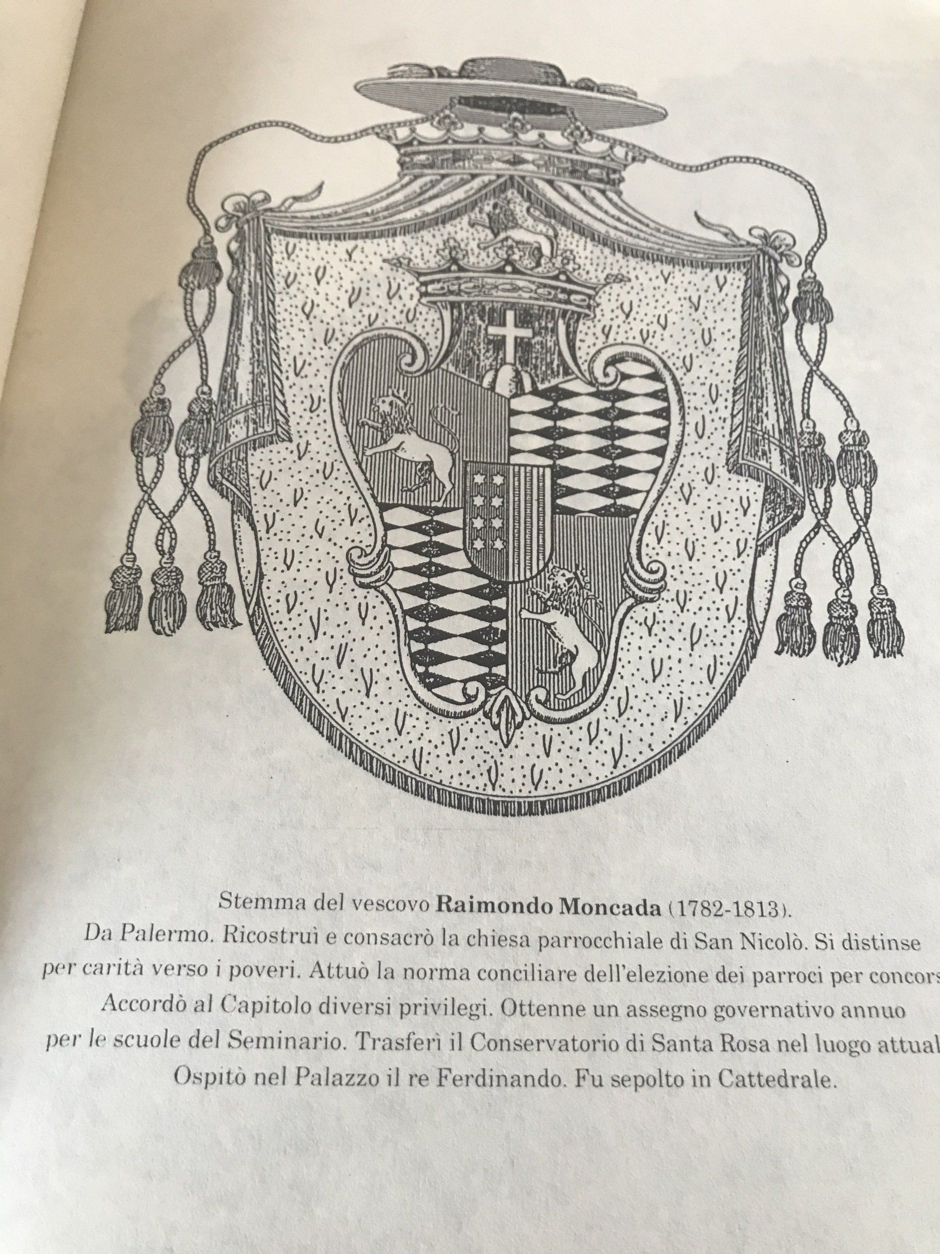 stemma del Vescovo Raimondo Moncada di Monforte, rinunciò al titolo di principe di Monforte per farsi prete