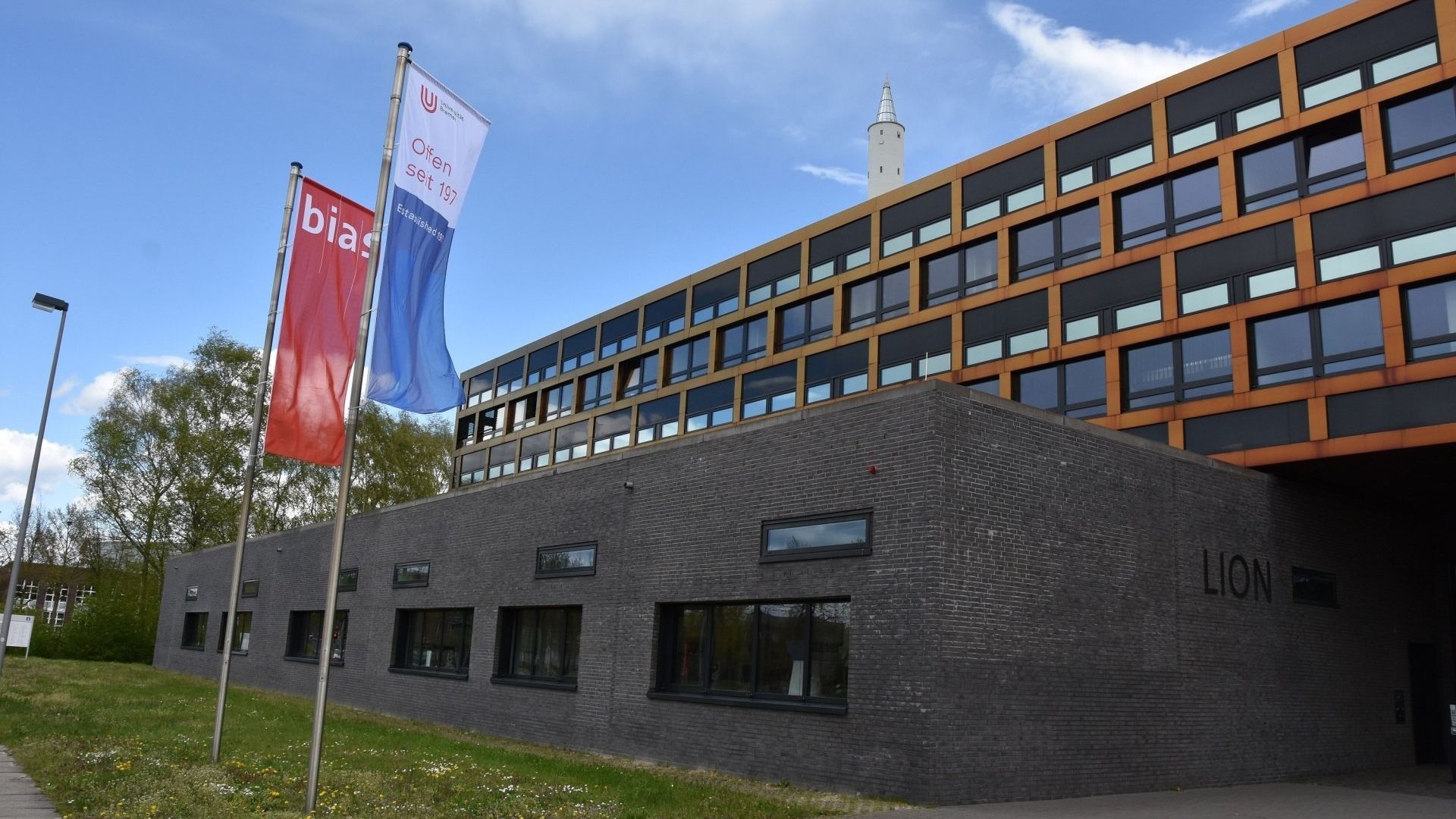 BIAS Gebäude mit Flaggen