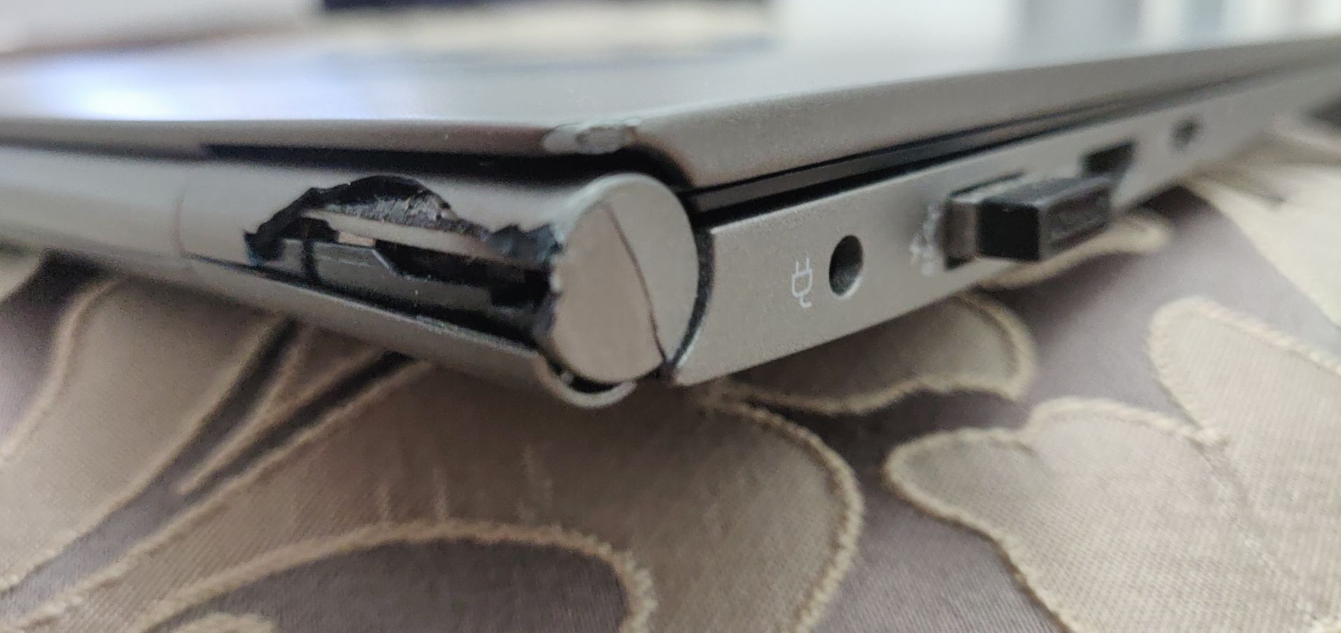 ¿Cuánto cuesta reparar las bisagras de una Laptop?