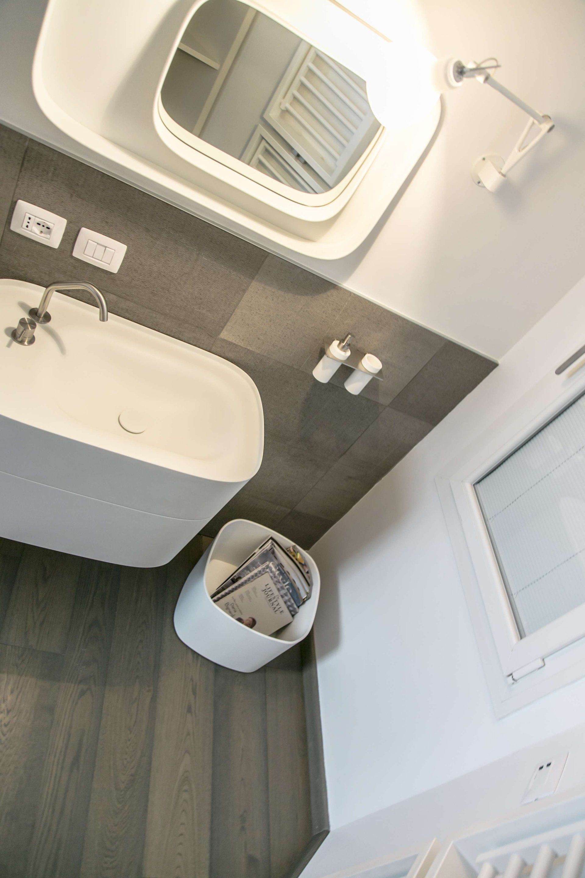 pavimento di legno in bagno