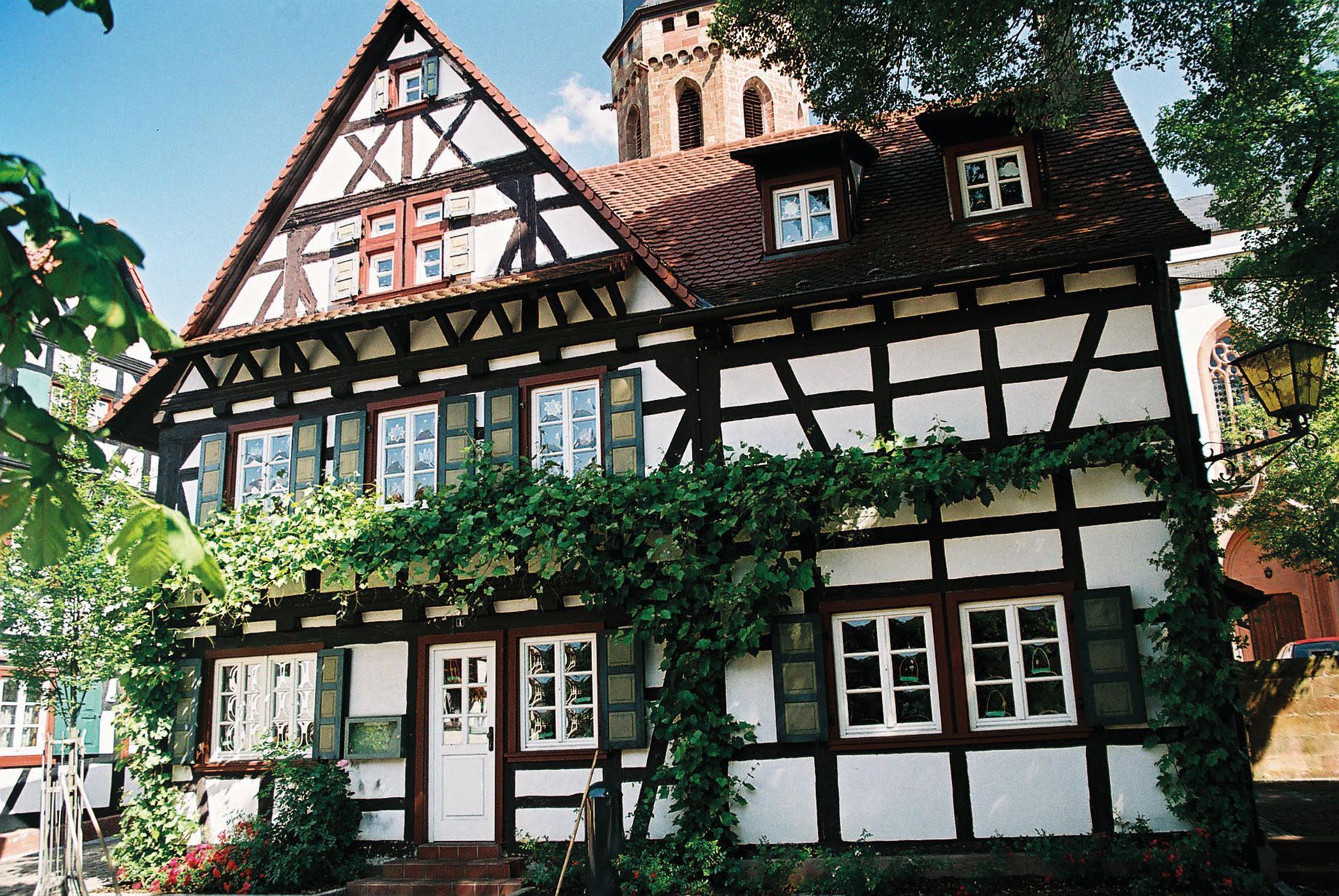 Frontaler Blick auf Fachwerk am Plätzel in Kandel