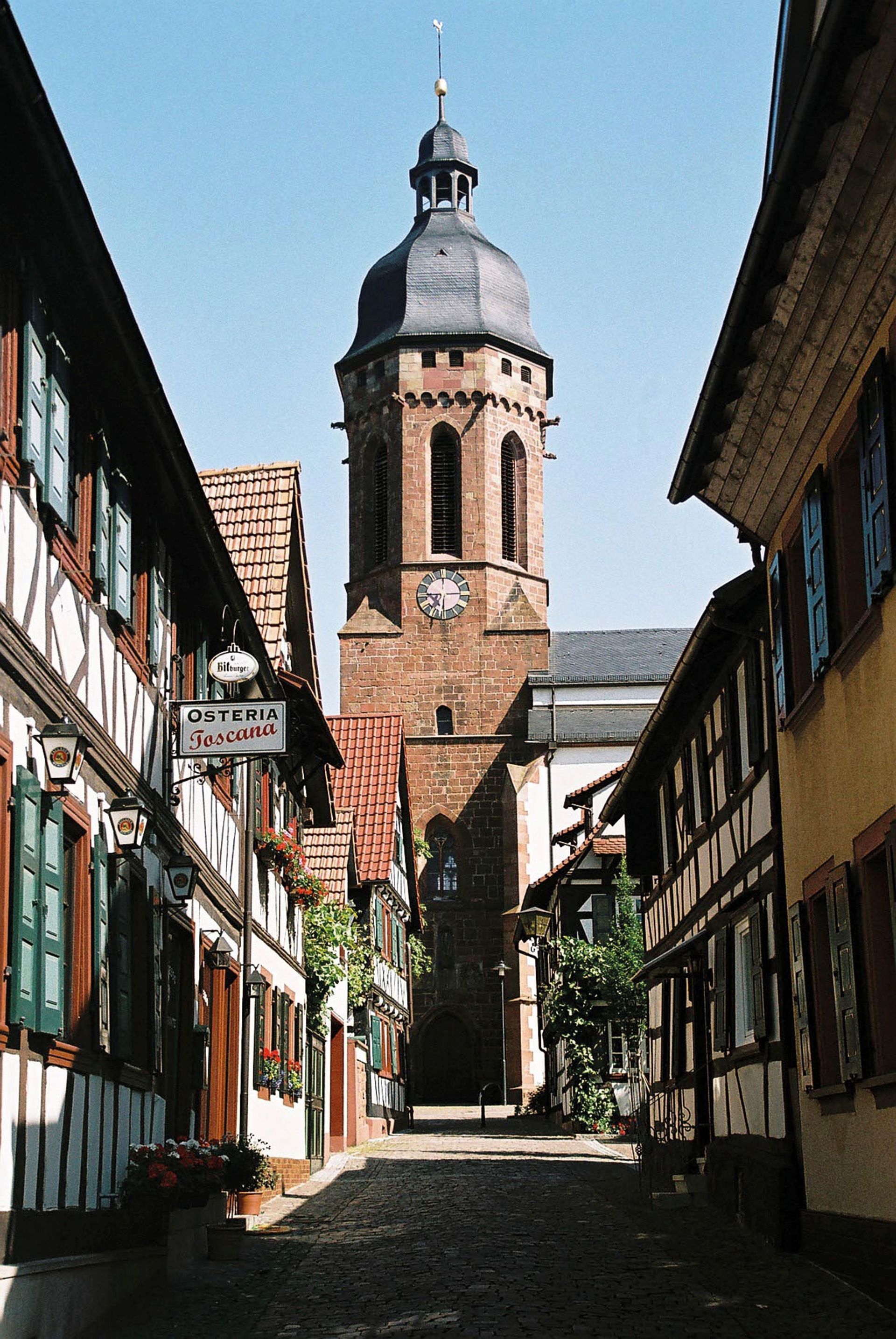 Blick auf Kirche durch Turmgasse in Kandel