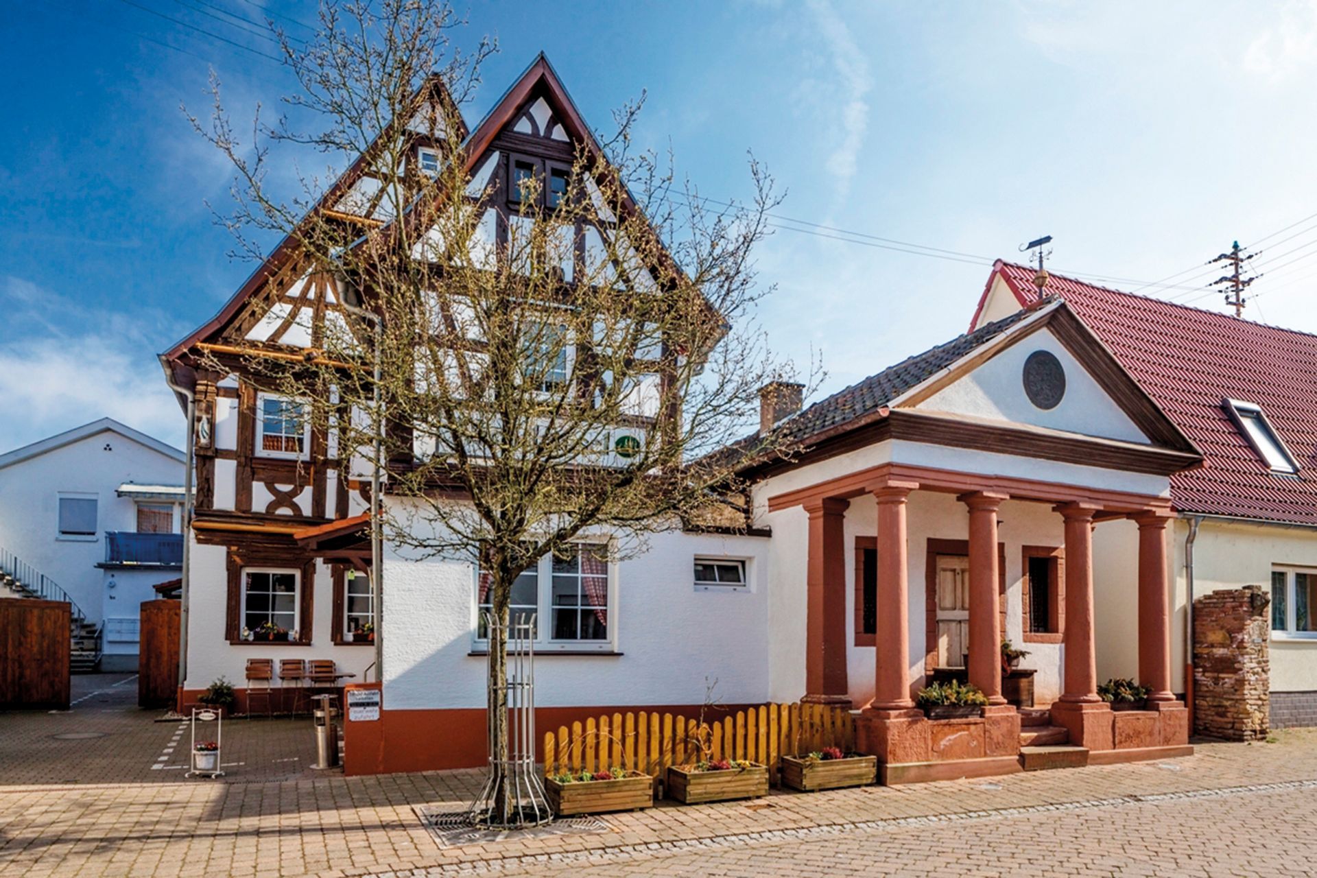 Frontaler Blick auf Wachthäusel in Hagenbach