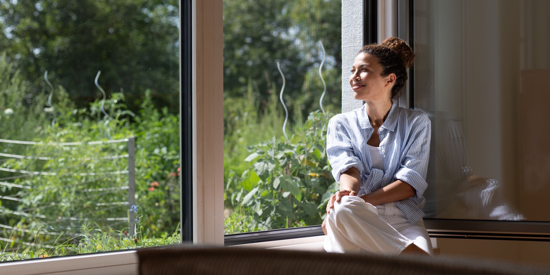 ISK Systeme Insektenschutz-Pendeltür ermöglicht komfortables Durchgehen bei geöffneter Terrassen- oder Balkontür und hält Insekten zuverlässig draußen.