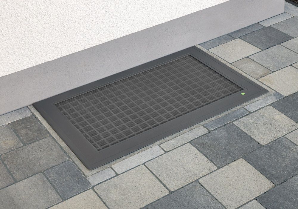 Begehbare Lichtschachtabdeckung mit feinmaschigem Insektenschutz – robuster Schutz für Kellerfenster