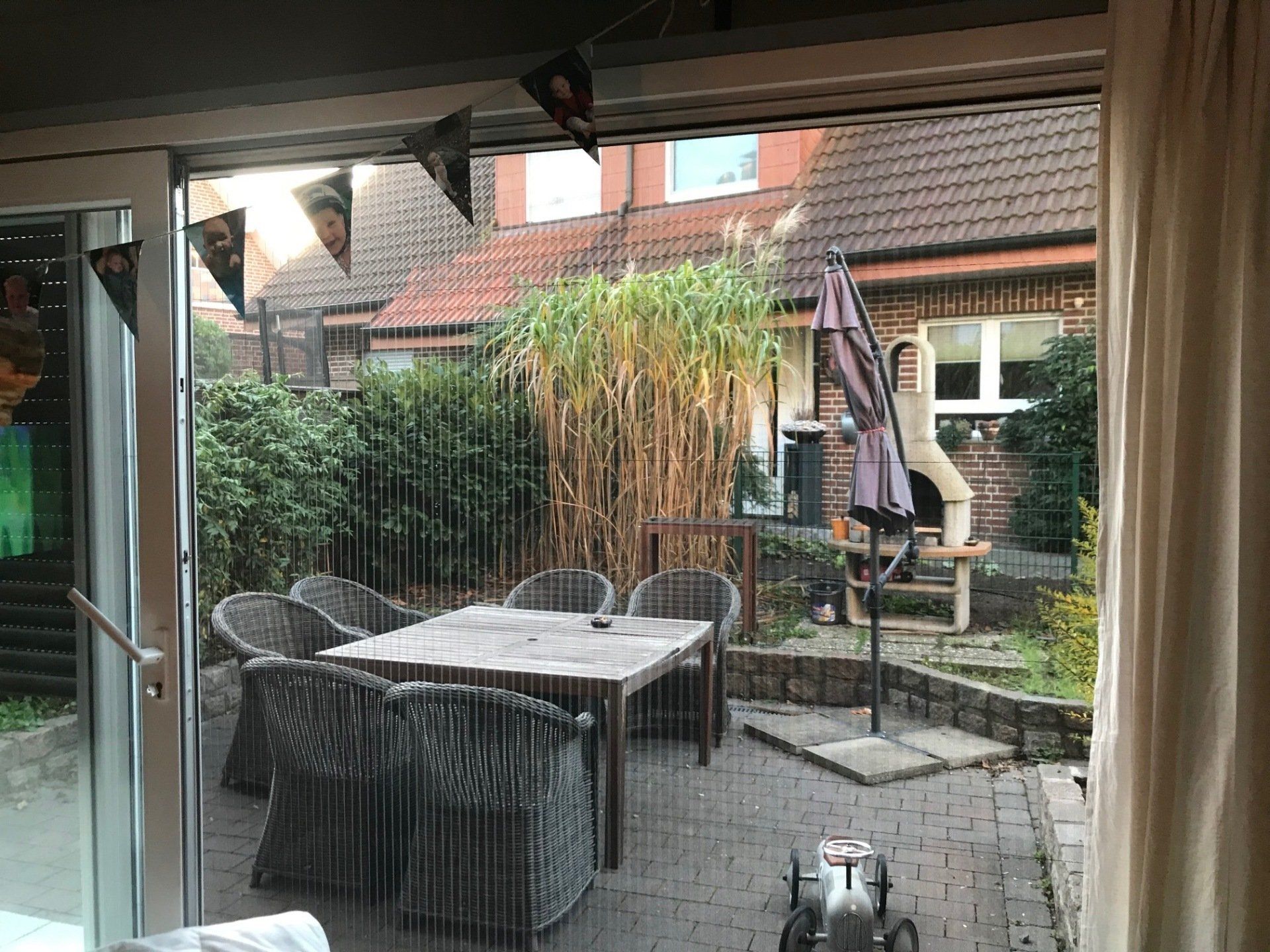 Puerta mosquitera plisada para puertas de terraza y correderas – permeable a la luz, compacta y perfecta para el uso diario