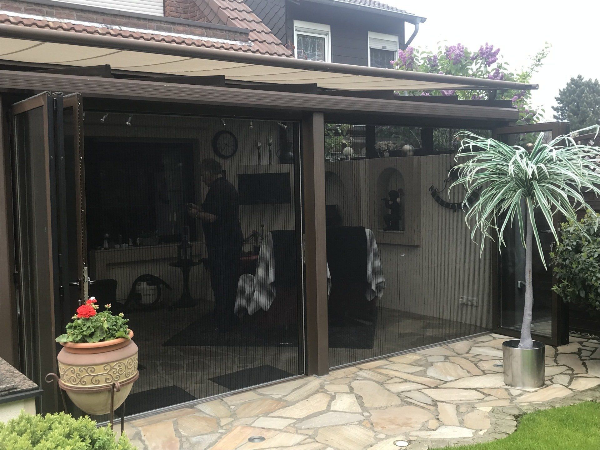 Pleated insect screen door for large patio and conservatory openings – space-saving insect protection with stable guidance