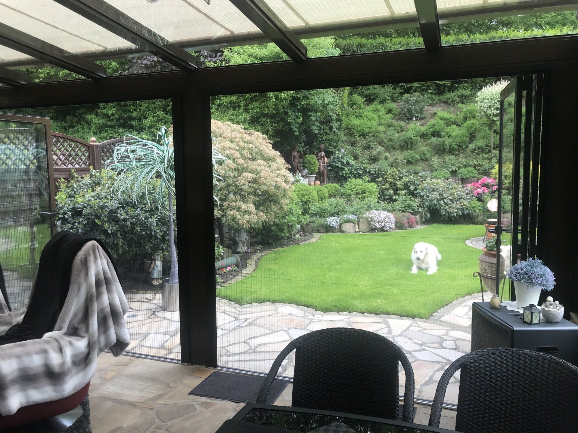 Large-format pleated insect screen door for conservatories and patios – flexible insect protection with maximum visibility