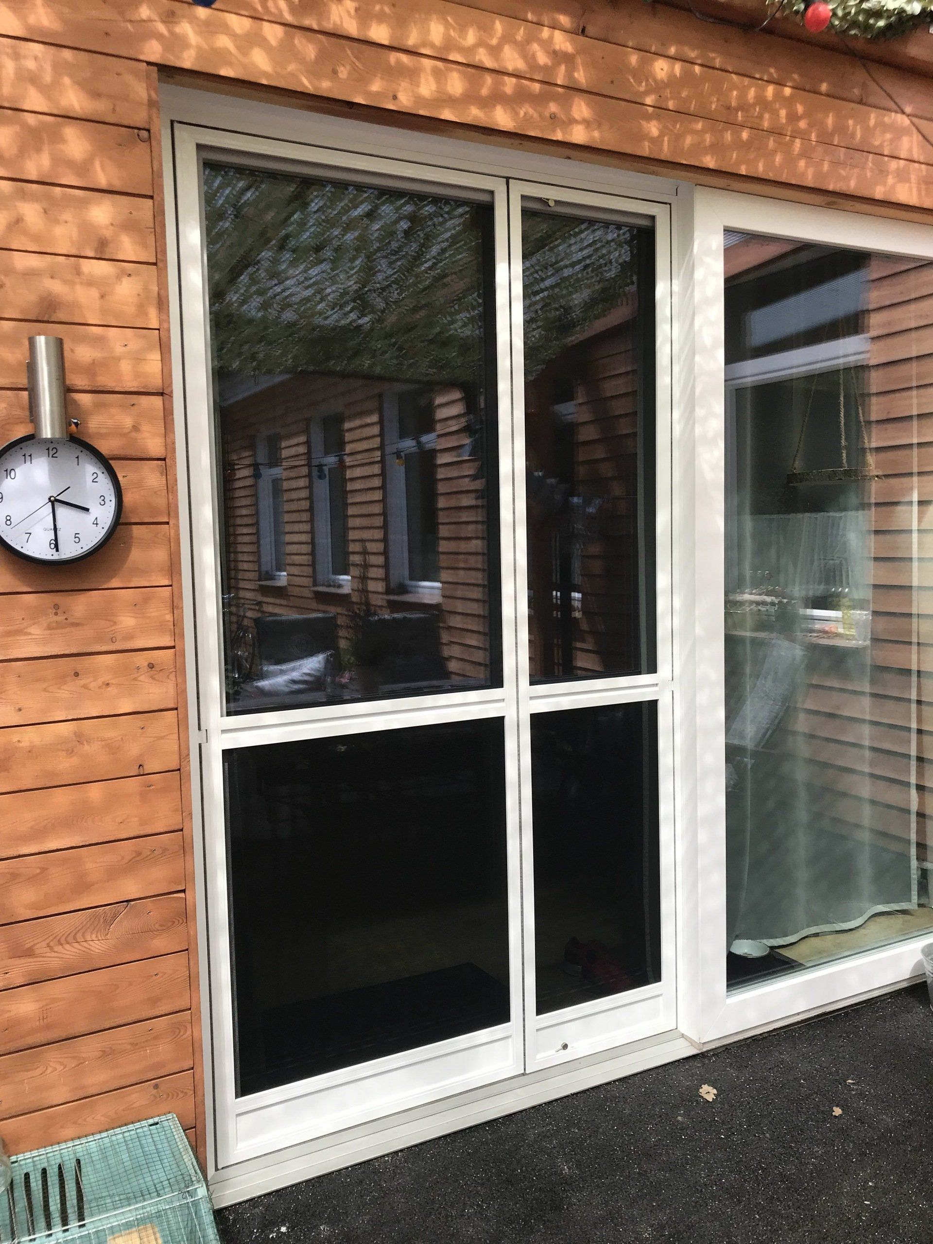 Puerta mosquitera oscilante doble con marco de aluminio blanco para terraza o balcón – apertura en ambos sentidos y paso amplio