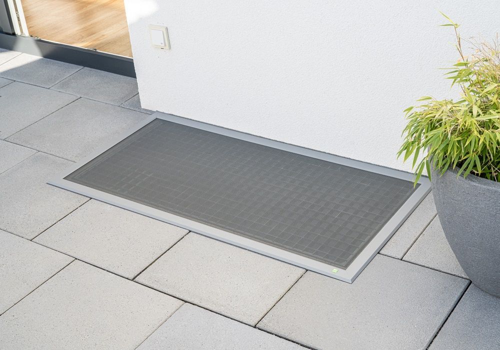 Cubierta plana para hueco de sótano con mosquitera – protección discreta para ventanas inferiores