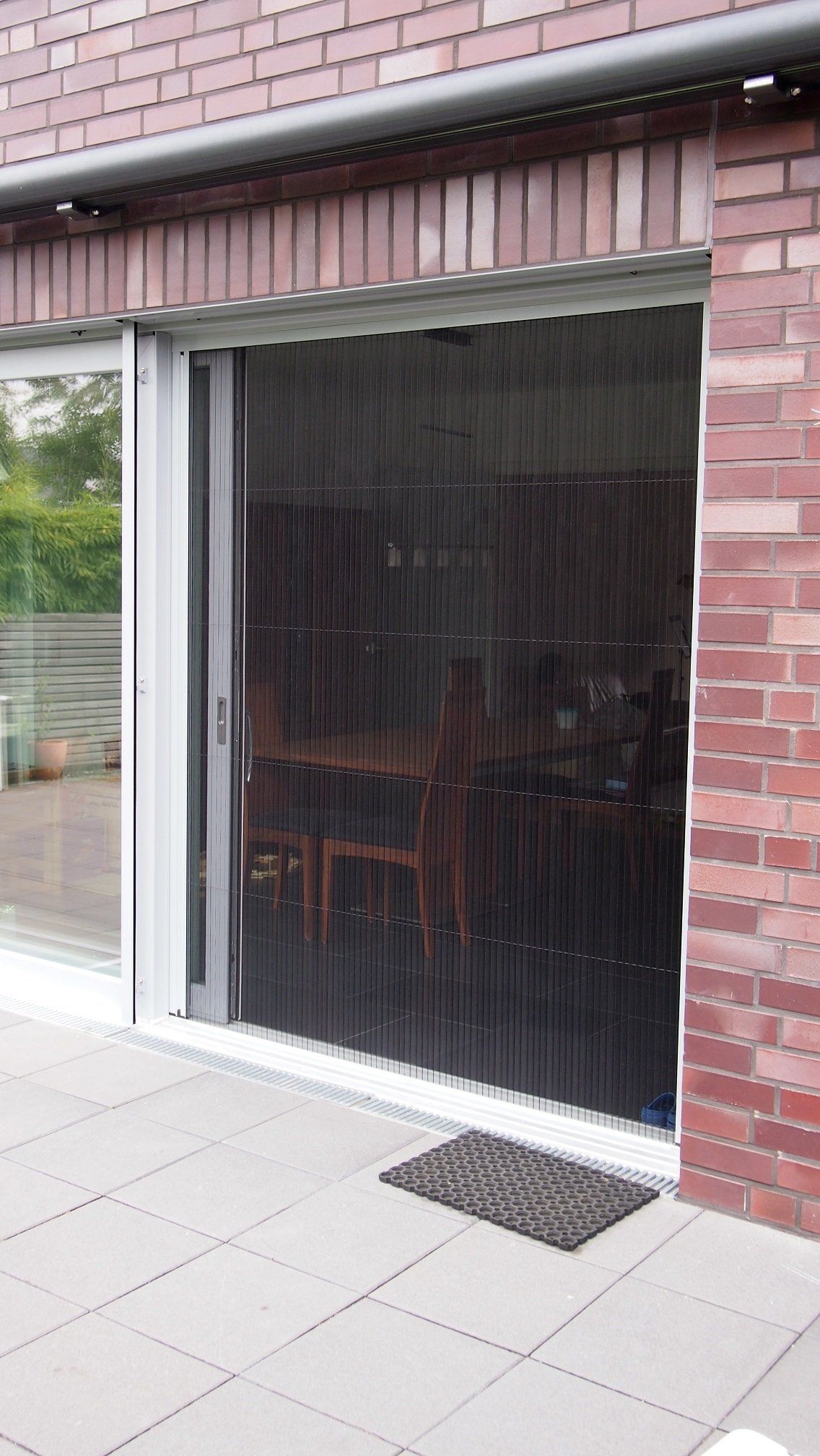 Plisseetür als maßgefertigter Insektenschutz für Terrassen- und Schiebetüren – dezent, robust und komfortabel im täglichen Gebrauch