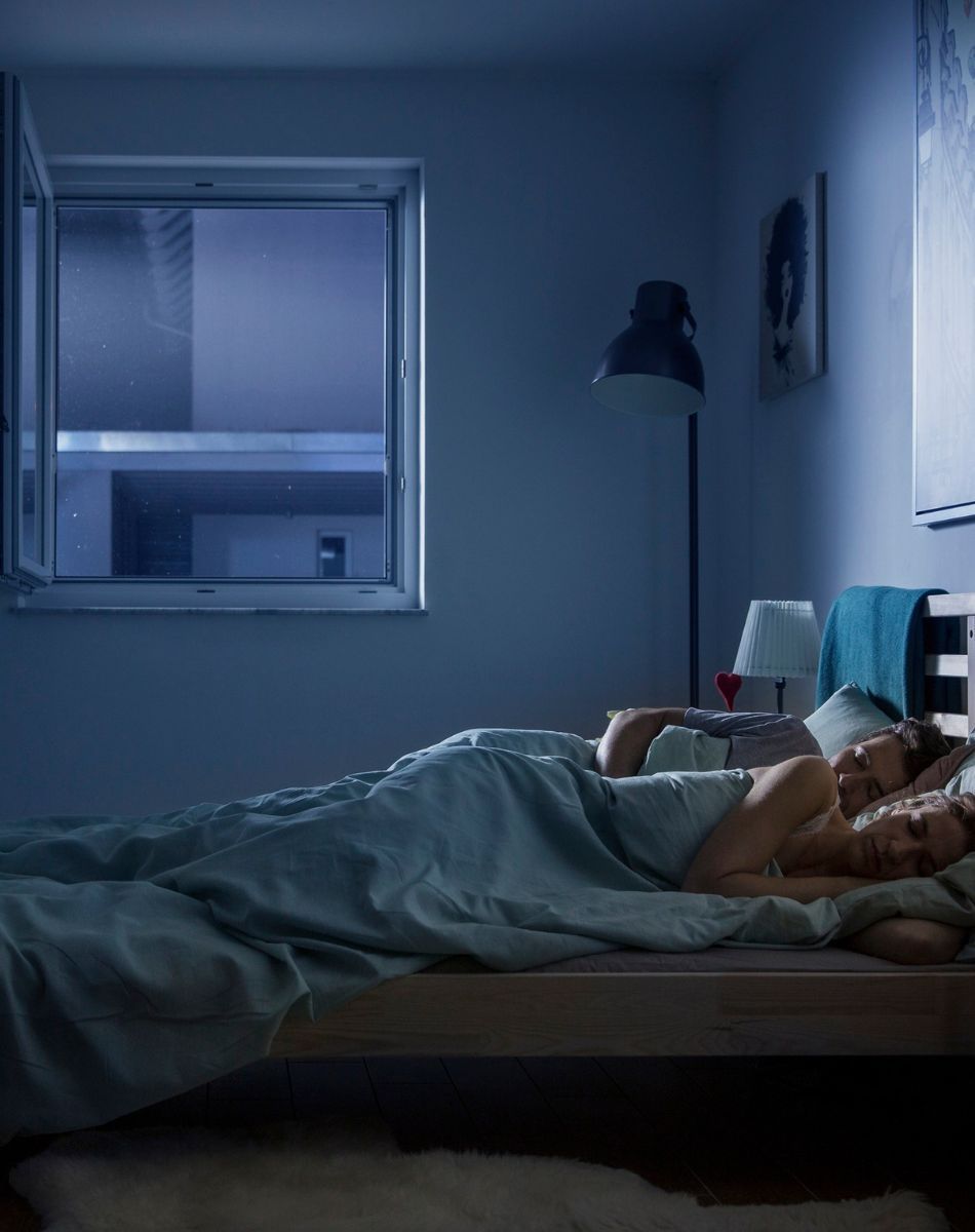 Ruhiges Schlafzimmer bei Nacht mit geöffnetem Fenster und Insektenschutz – ungestörter Schlaf bei frischer Luft ohne Mücken oder Insekten.