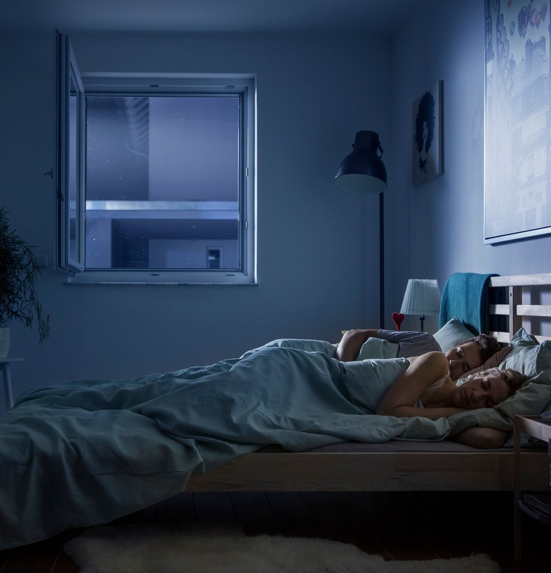 Ruhiges Schlafzimmer bei Nacht mit geöffnetem Fenster und Insektenschutz – ungestörter Schlaf bei frischer Luft ohne Mücken oder Insekten.