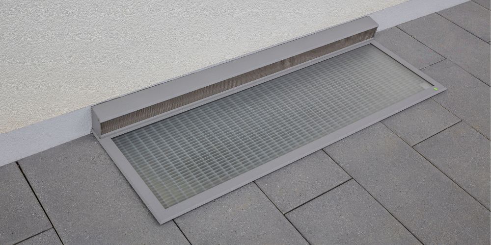 Flache Lichtschachtabdeckung mit Insektenschutz – unauffälliger Schutz für Kellerfenster