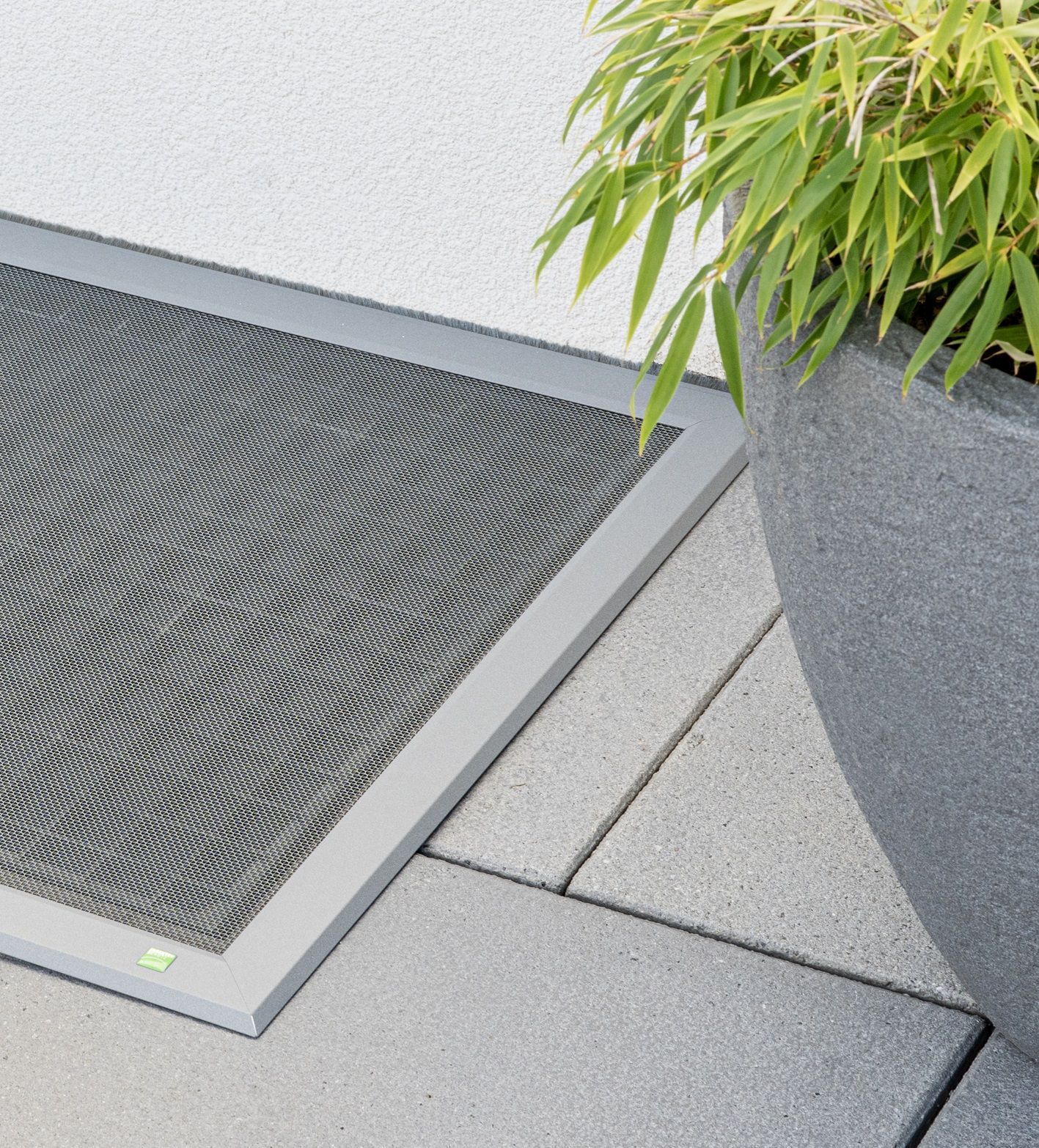 Lichtschachtabdeckung mit feinmaschigem Insektenschutzgewebe von ISK Systeme – trittfeste Abdeckung zum Schutz vor Insekten, Laub und Schmutz.