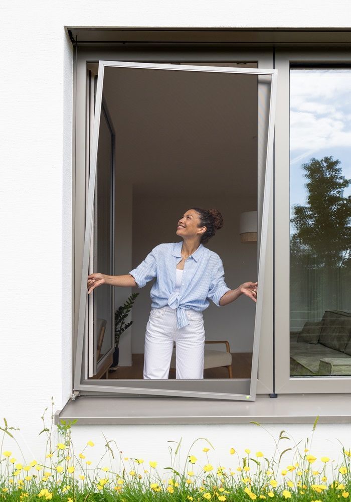 Fenster mit geöffnetem Insektenschutzrahmen – komfortables Lüften bei frischer Luft ohne Insekten