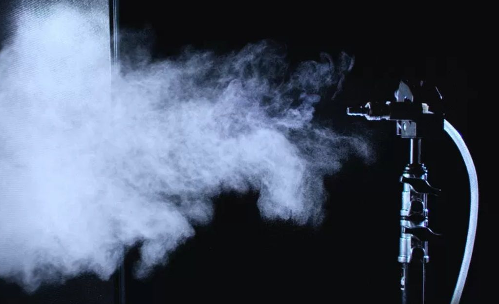 Demonstration der hohen Luftdurchlässigkeit des Transpatec®-Insektenschutzgewebes – Rauchtest zur Visualisierung der optimalen Luftzirkulation bei Insektenschutz von ISK Systeme.