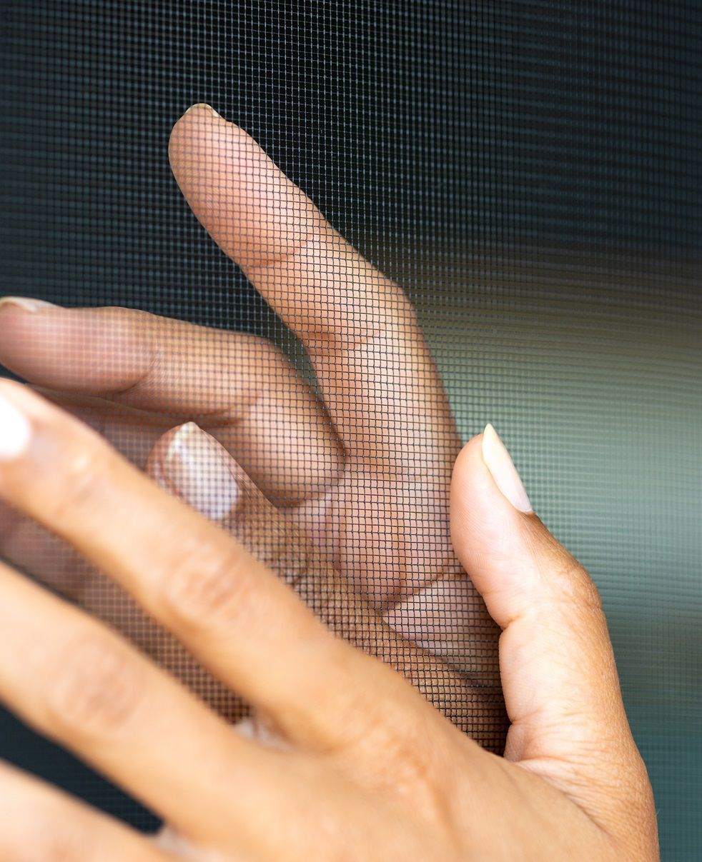 Close-up of the fine insect screen mesh by ISK Systeme – high transparency combined with reliable insect protection and optimal airflow.