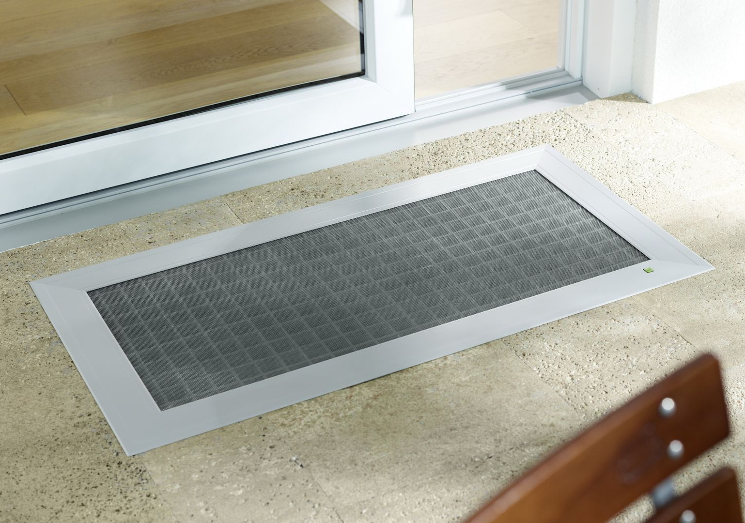 Inserto para pozo de luz Elsa de Neher – protección contra insectos plana integrada en la rejilla existente frente a una puerta de terraza.