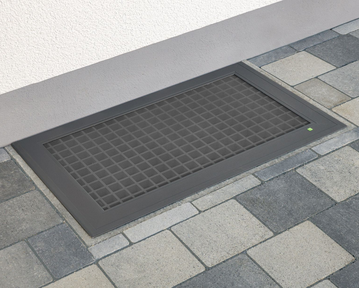 Lichtschacht-Einleger „Elsa“ von Neher – passgenauer Insektenschutz im vorhandenen Gitterrost, unauffällig integriert.