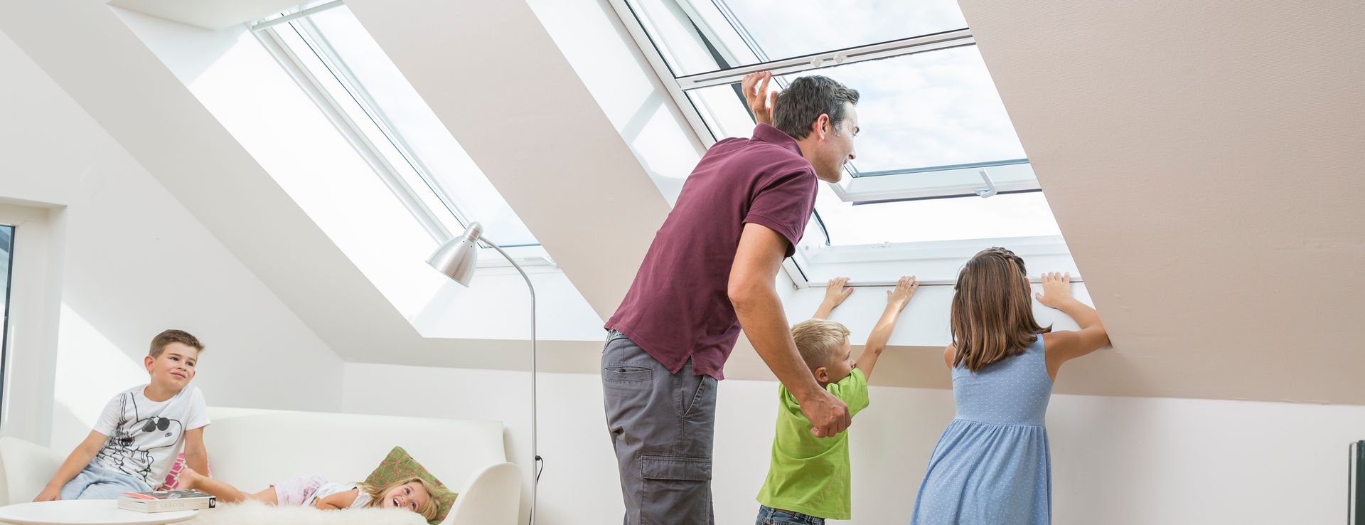 Mosquitera enrollable para ventanas de tejado de ISK Systeme en uso – protección eficaz contra insectos con la ventana del tejado abierta, ideal para habitaciones abuhardilladas.