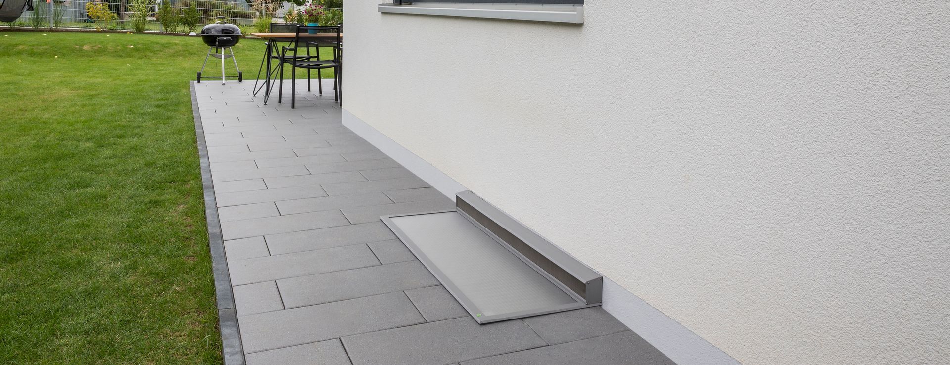 Cubierta para hueco de sótano con protección contra la lluvia – solución plana y resistente
