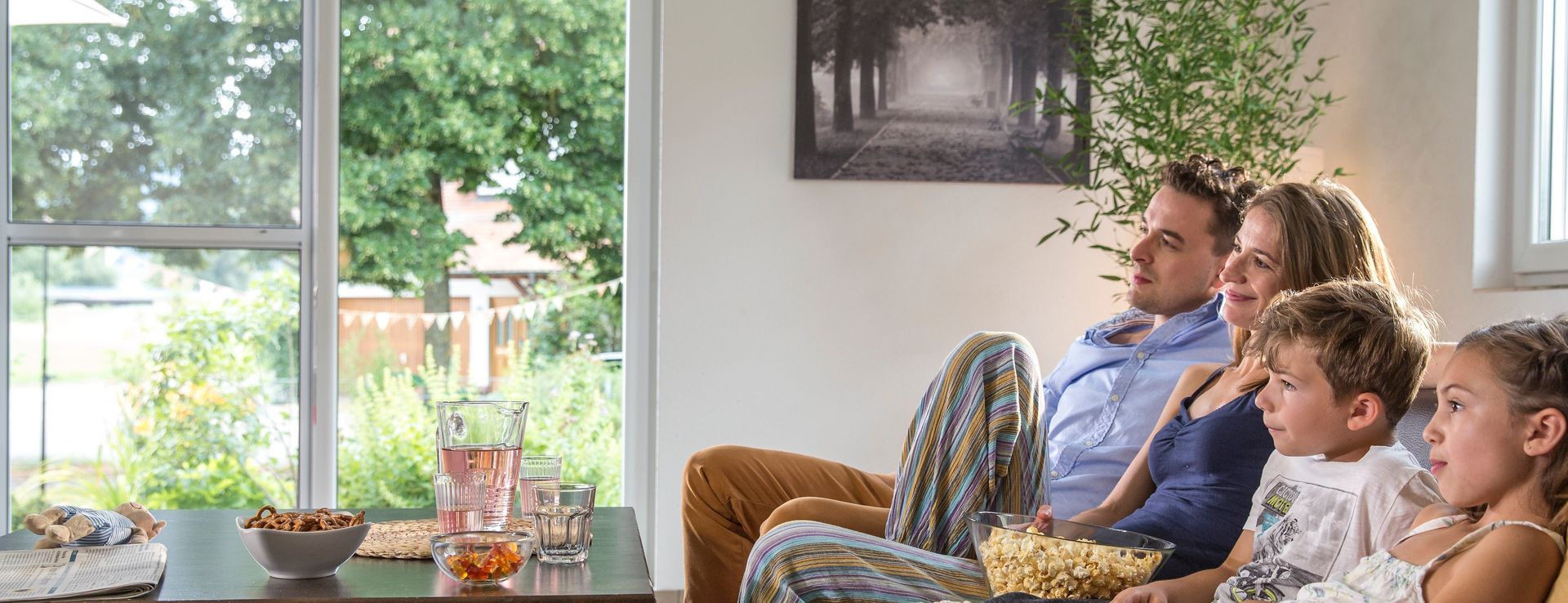 ISK Systeme Insektenschutz-Pendeltür ermöglicht komfortables Durchgehen bei geöffneter Terrassen- oder Balkontür und hält Insekten zuverlässig draußen.