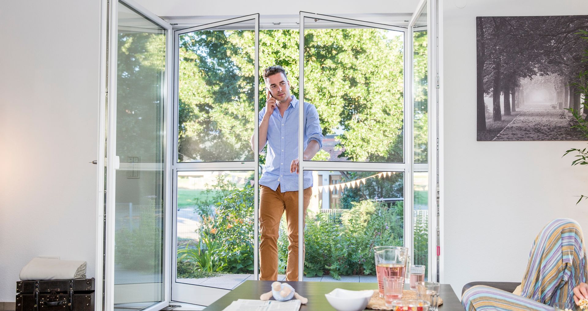 ISK Systeme Insektenschutz-Doppel-Pendeltür an einer Terrassentür, mit beidseitig öffnenden Flügeln für einen komfortablen und insektenfreien Durchgang.