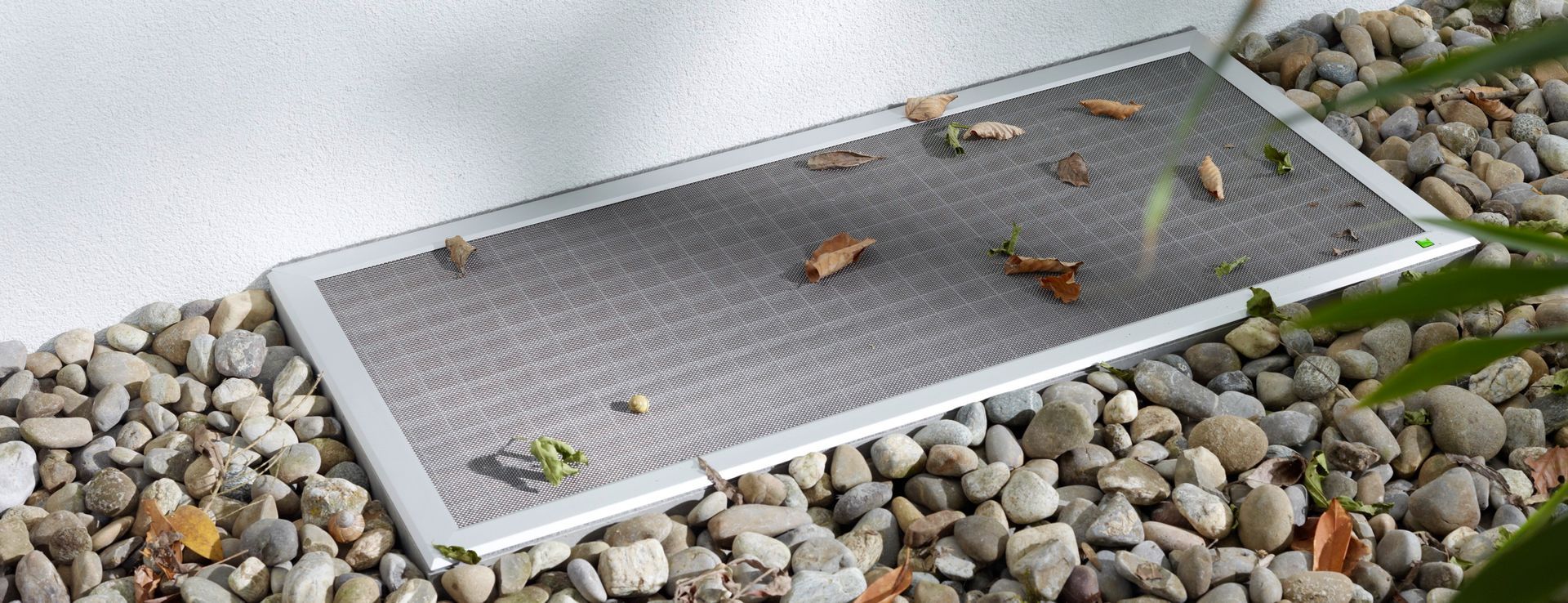 Robustec Insektenschutzgewebe von Neher in stabilem Rahmen – besonders reißfestes Gewebe für Lichtschächte und stark beanspruchte Bereiche im Außenbereich.