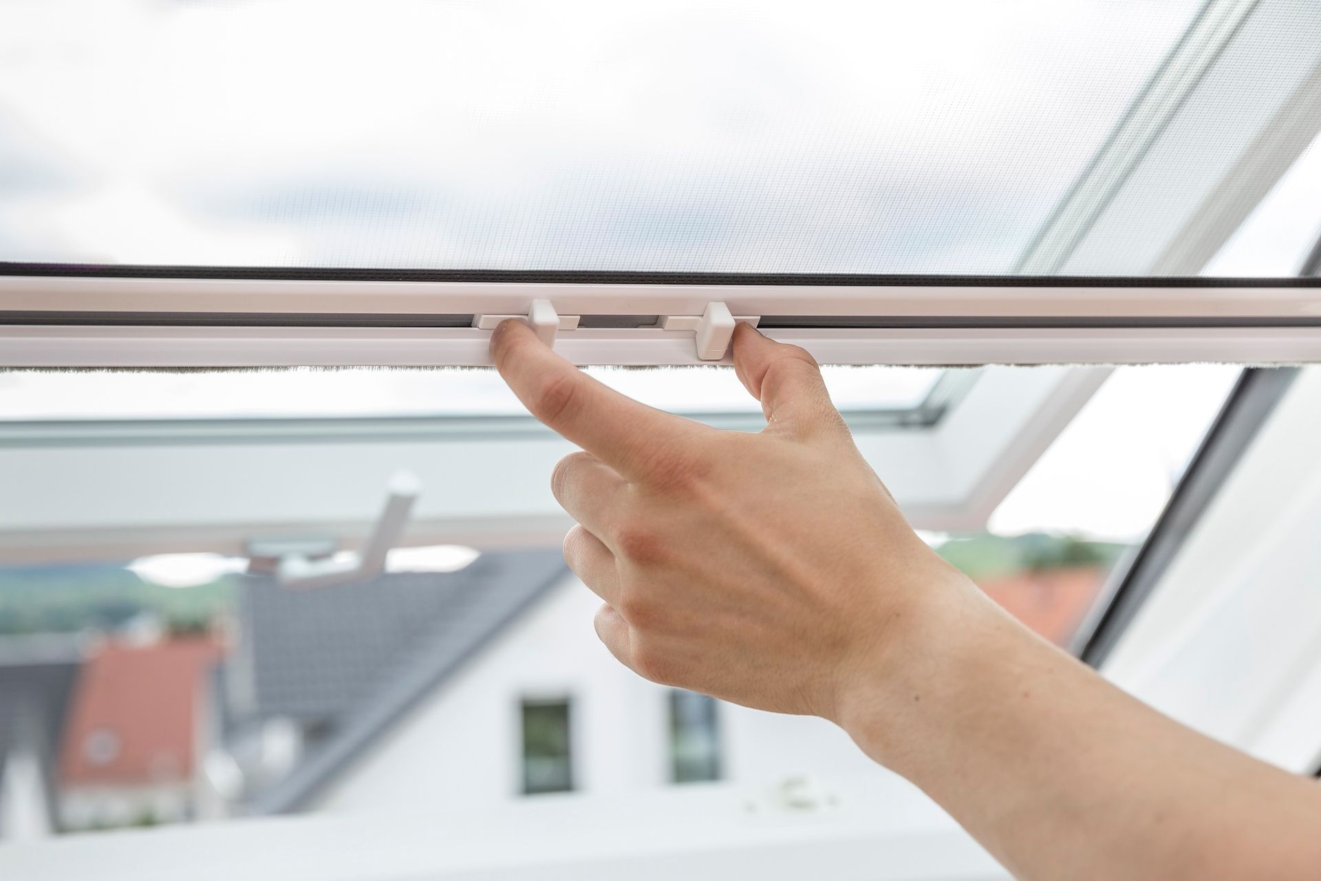 Detailansicht eines Insektenschutz-Rollos für Dachfenster von ISK Systeme – präzise Führungsschiene und komfortable Bedienung für zuverlässigen Schutz vor Insekten.