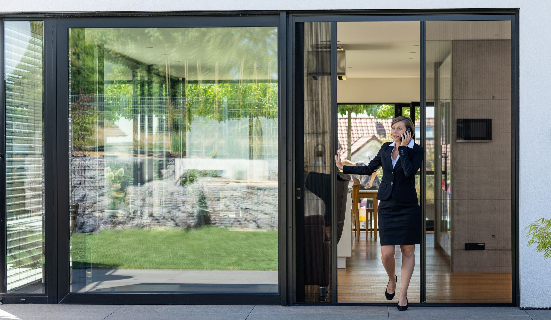 Puerta mosquitera plisada de dos hojas de ISK Systeme para grandes aperturas – acceso flexible, diseño elegante y protección eficaz contra insectos del sistema Neher.