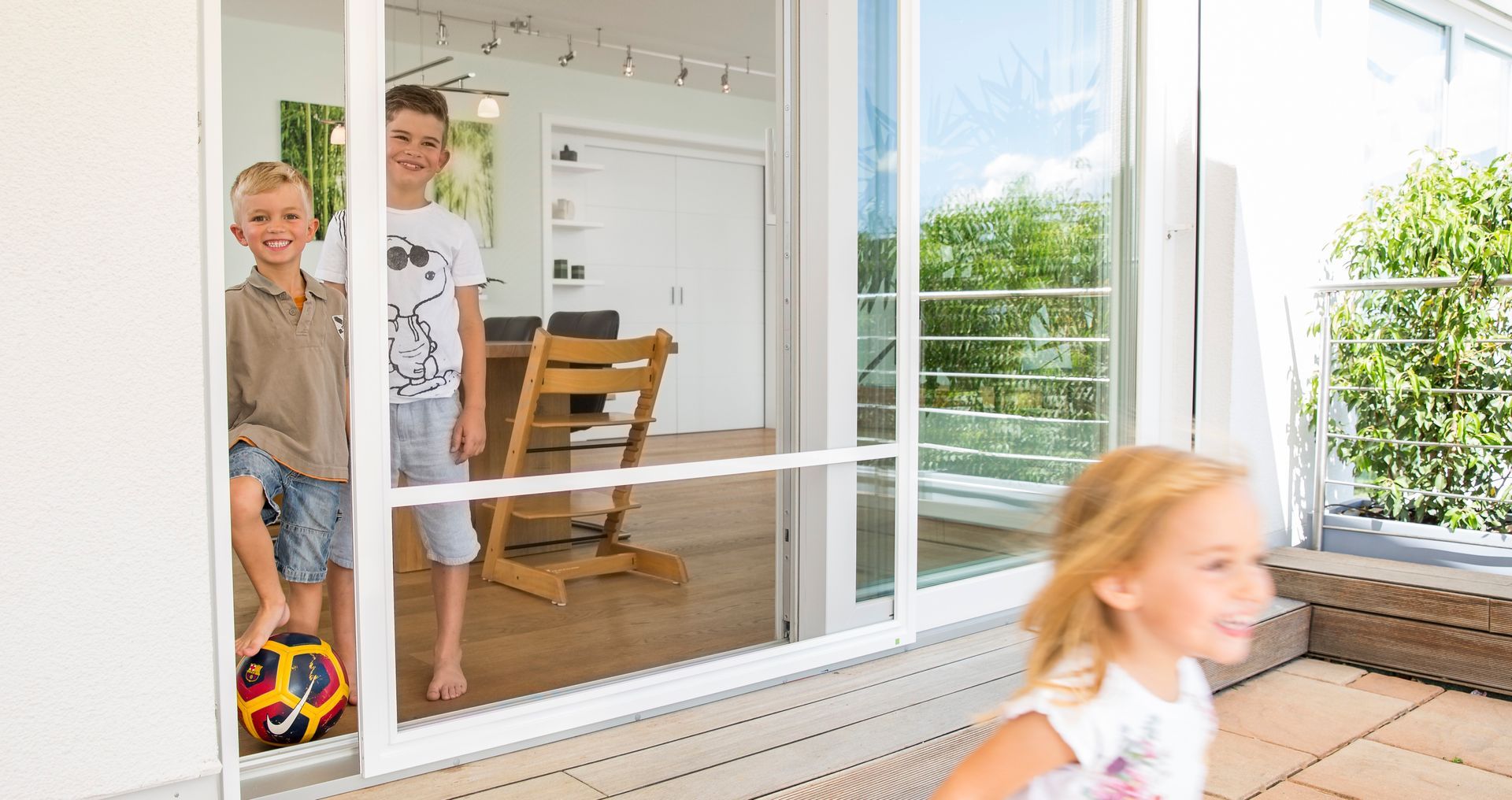 ISK Systeme Insektenschutz-Schiebetür mit integrierter Quersprosse für zusätzliche Stabilität und komfortable Durchgangsnutzung – ideal für Familien mit Kindern.