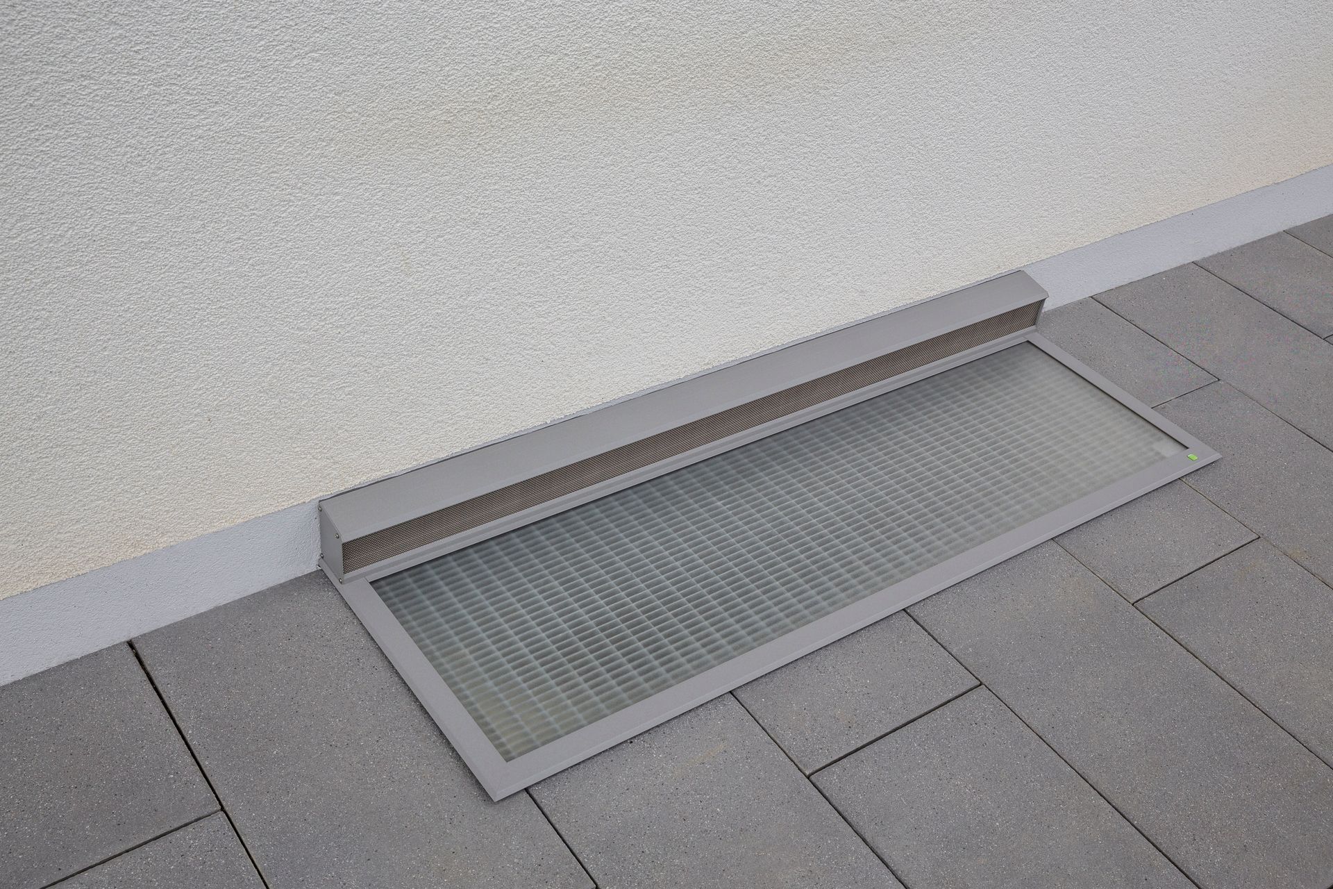 Regenschutzabdeckung RESI mit Belüftungskasten für Lichtschacht – flache, begehbare Abdeckung mit integrierter Lüftung