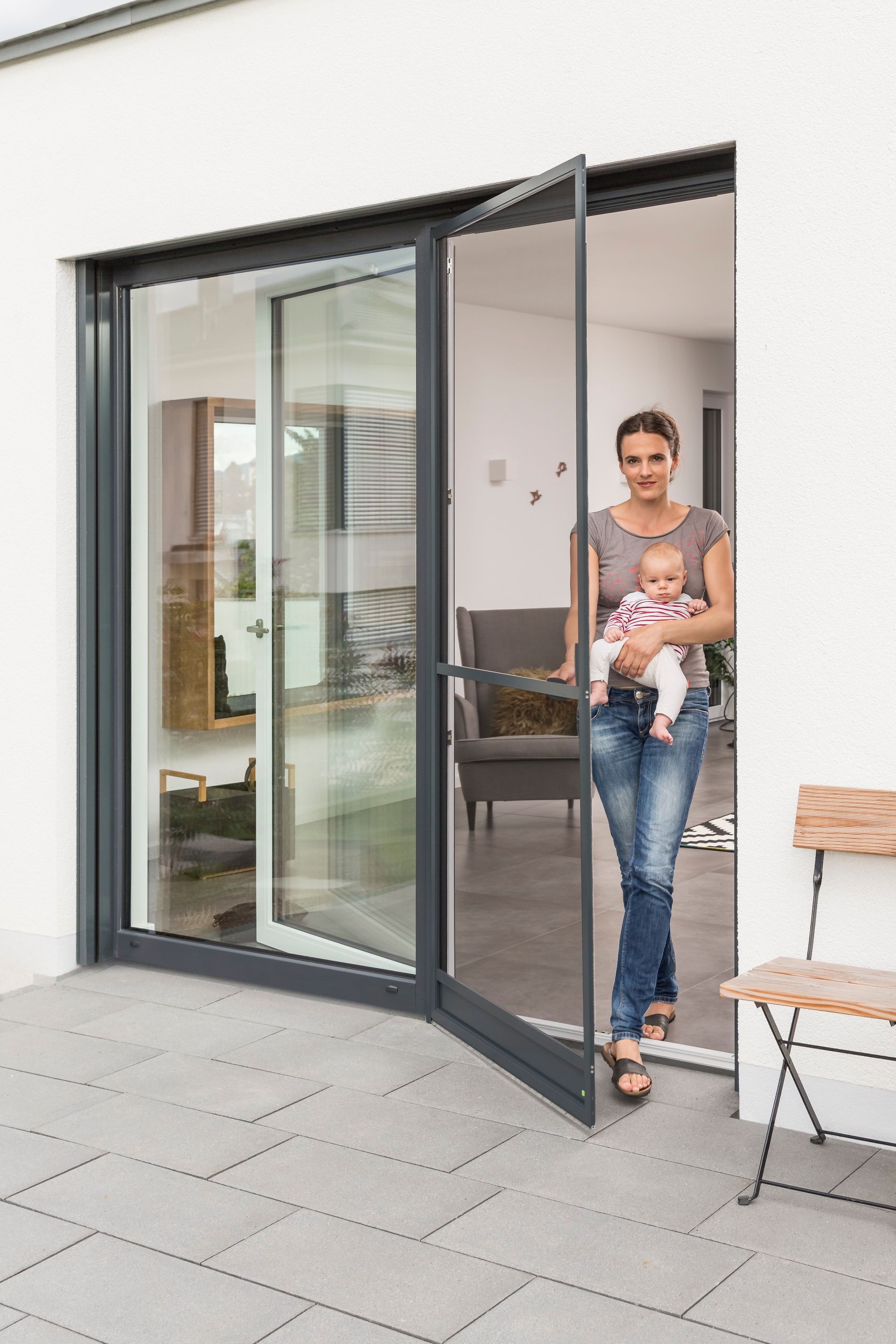 Terrassentür mit geöffnetem Drehrahmen-Insektenschutz – komfortabler Durchgang und Schutz vor Insekten