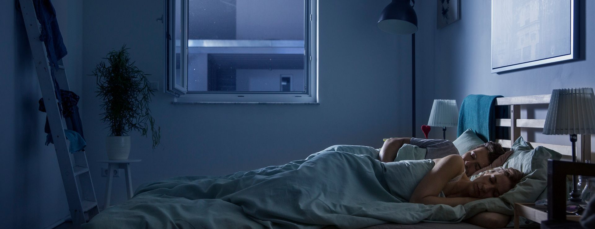 Insektenschutz-Spannrahmen von ISK Systeme am Fenster – ruhiger Schlaf bei offenem Fenster dank passgenauem Neher-Spannrahmen mit zuverlässigem Mückenschutz.