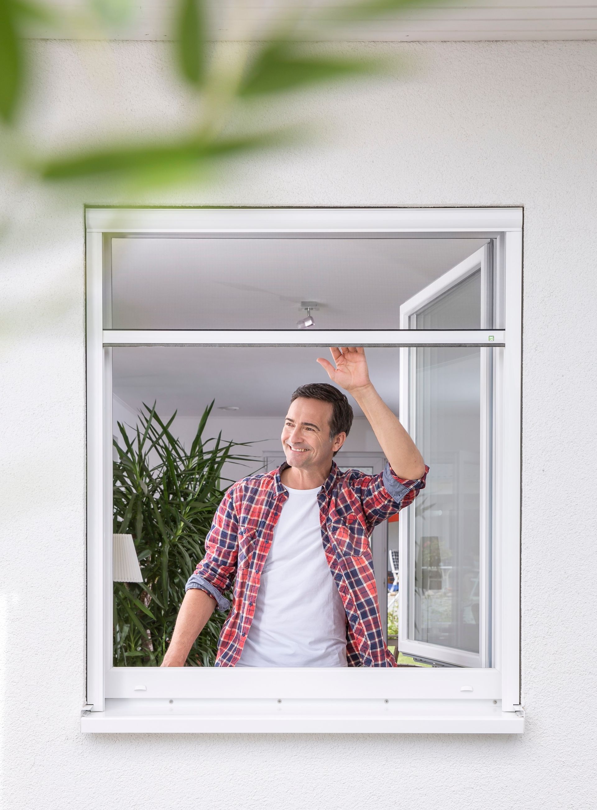 Insektenschutz-Rollo für Fenster von ISK Systeme mit Neher-Qualität – flexibel hochziehbar, unauffällig im Fenster integriert und zuverlässiger Schutz vor Insekten bei geöffnetem Fenster.