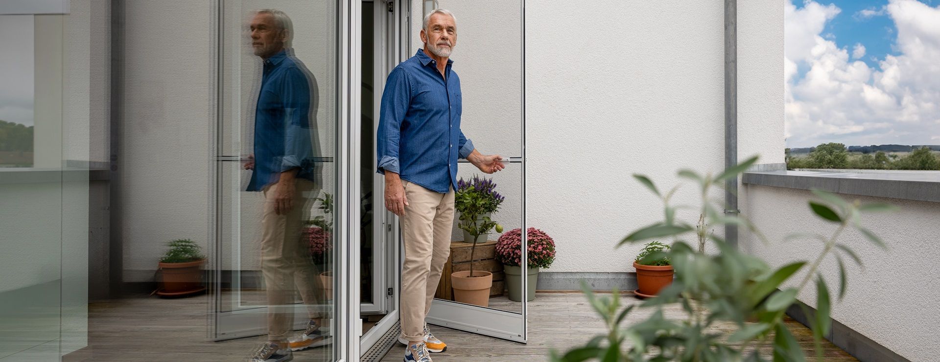 ISK Systeme Insektenschutz-Pendeltür ermöglicht komfortables Durchgehen bei geöffneter Terrassen- oder Balkontür und hält Insekten zuverlässig draußen.
