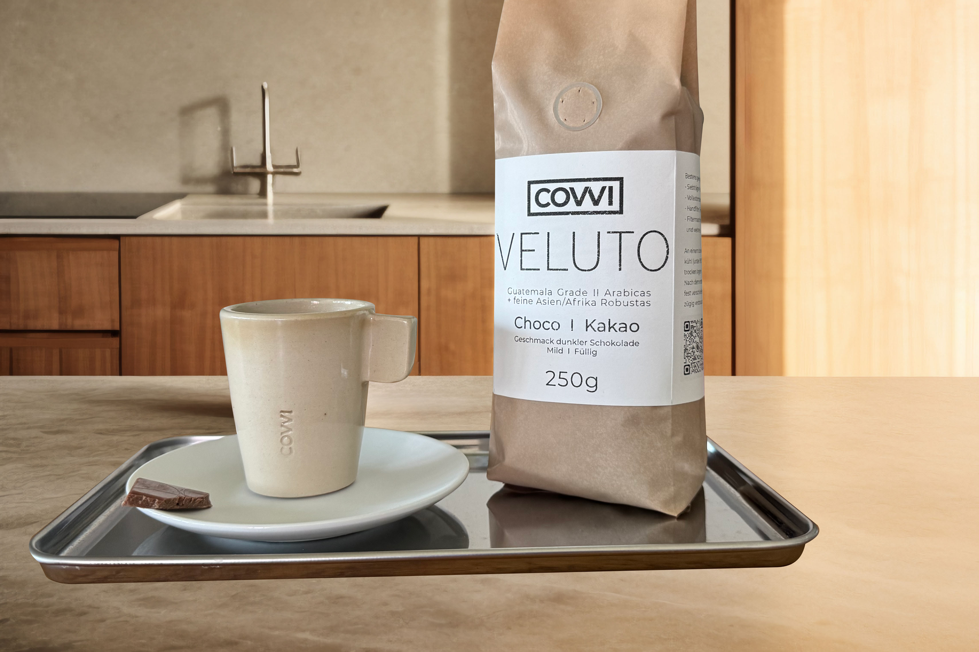 Abonnement Ein Aromabeutel gefüllt mit COVVI Kaffee Veluto steht zusammen mit einer COVVI Espressotasse auf einem Tablett in der Küche