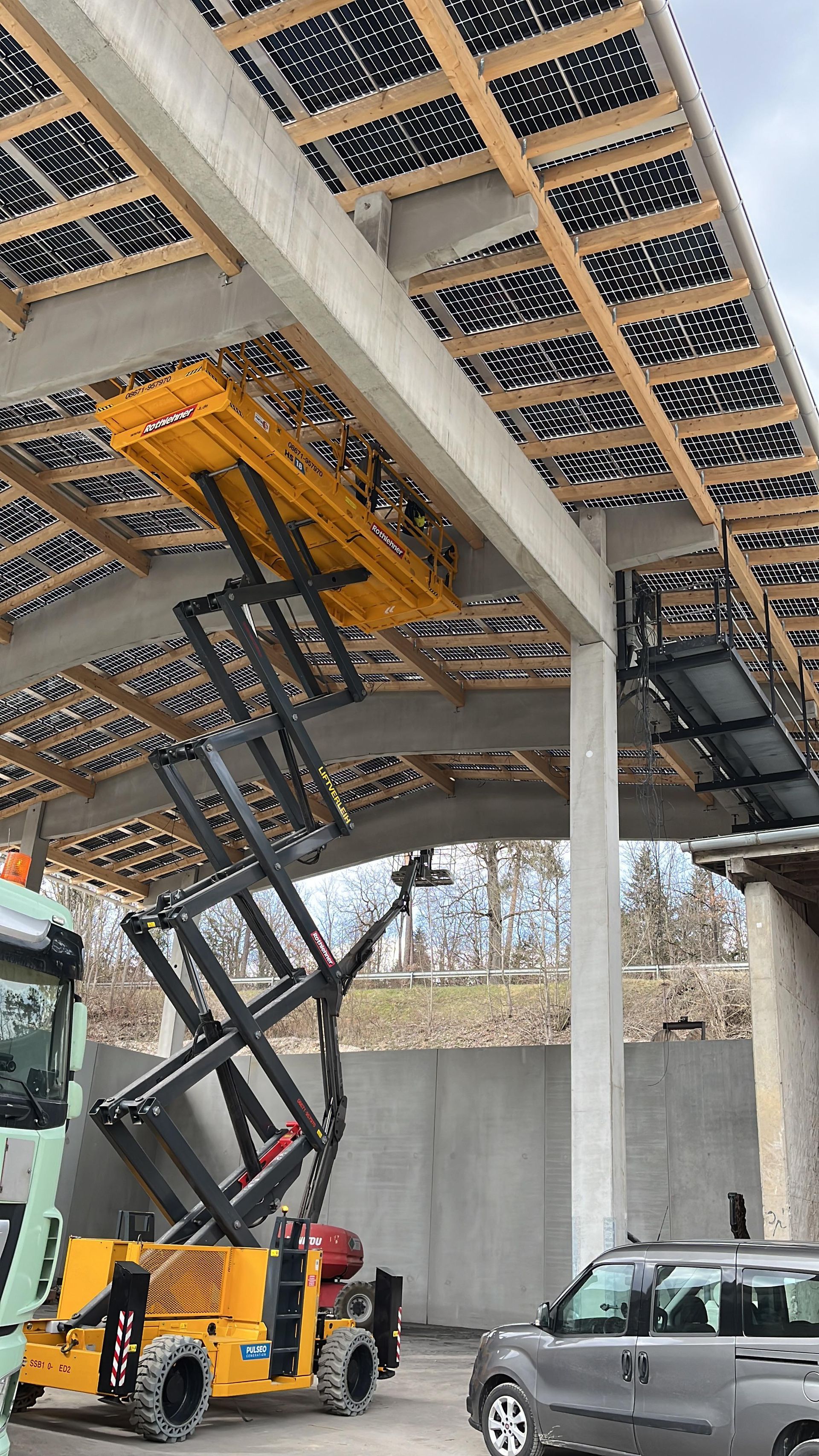 Gebäudeintegrierte Photovoltaik (BIPV) in moderner Holzkonstruktion mit Hebebühne – nachhaltige Ener