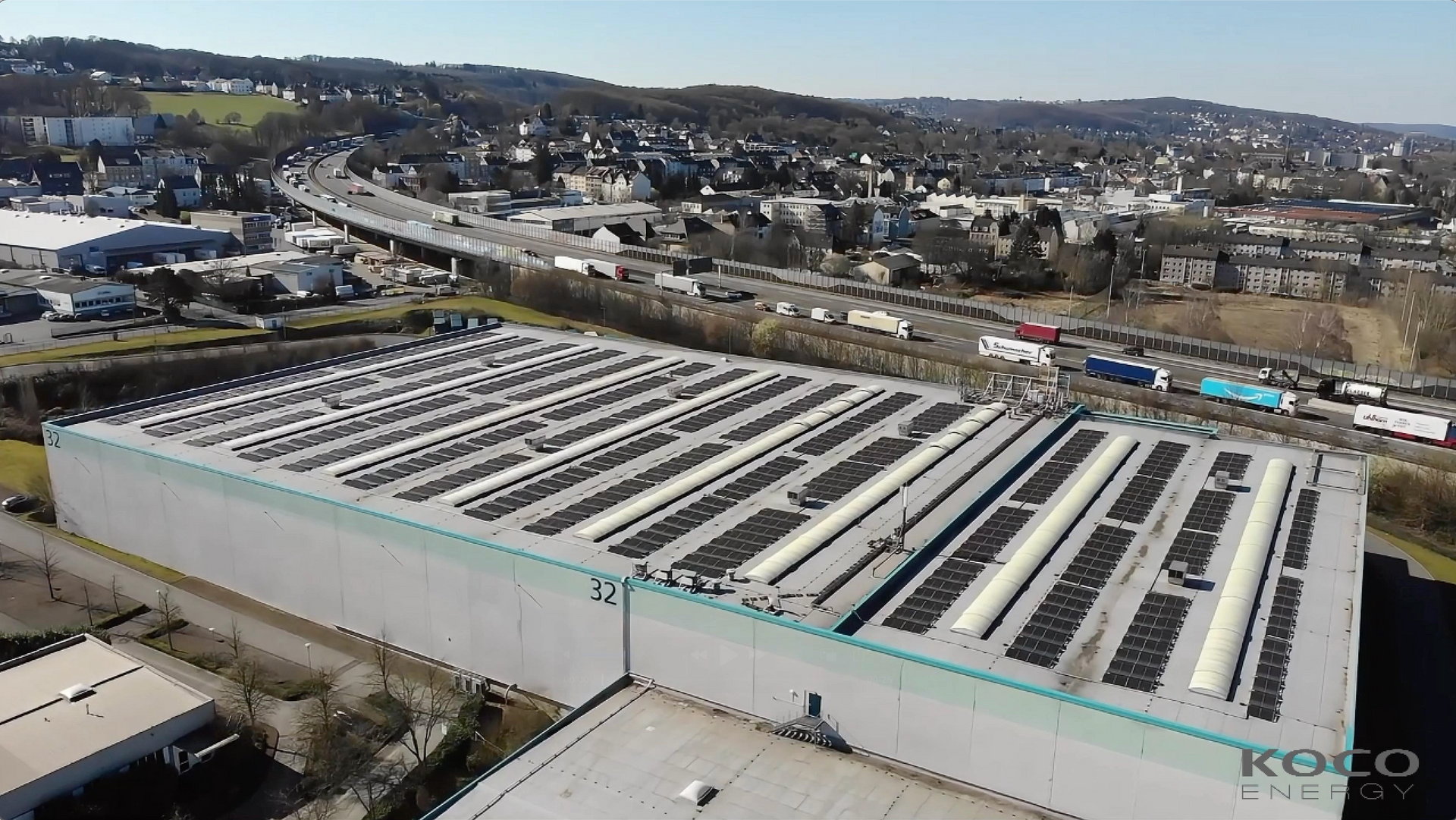 E/D/E-Gebäude in Wuppertal mit neu installierter 1,18 MWp Photovoltaik-Anlage auf dem Dach erbaut von KOCO Energy AG.