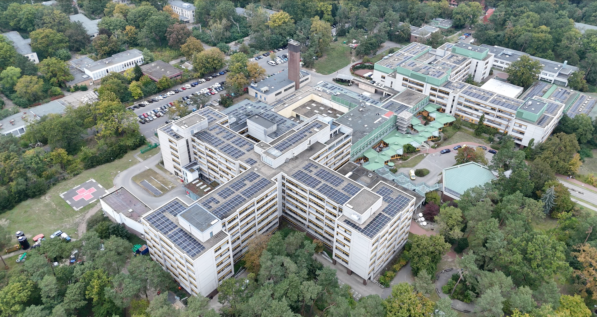 KOCO Energy realisiert große Photovoltaikanlage im Waldkrankenhaus für nachhaltige Energieversorgung