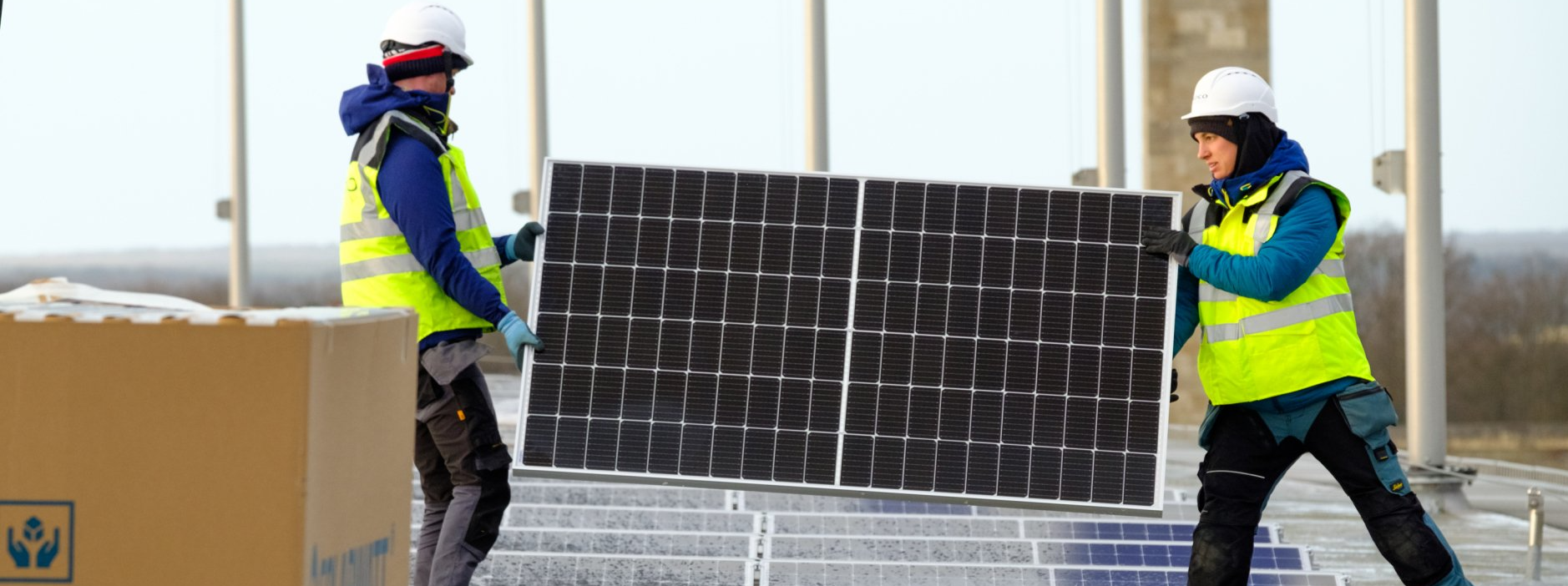 Montage-Arbeiter mit Photovoltaik-Modulen