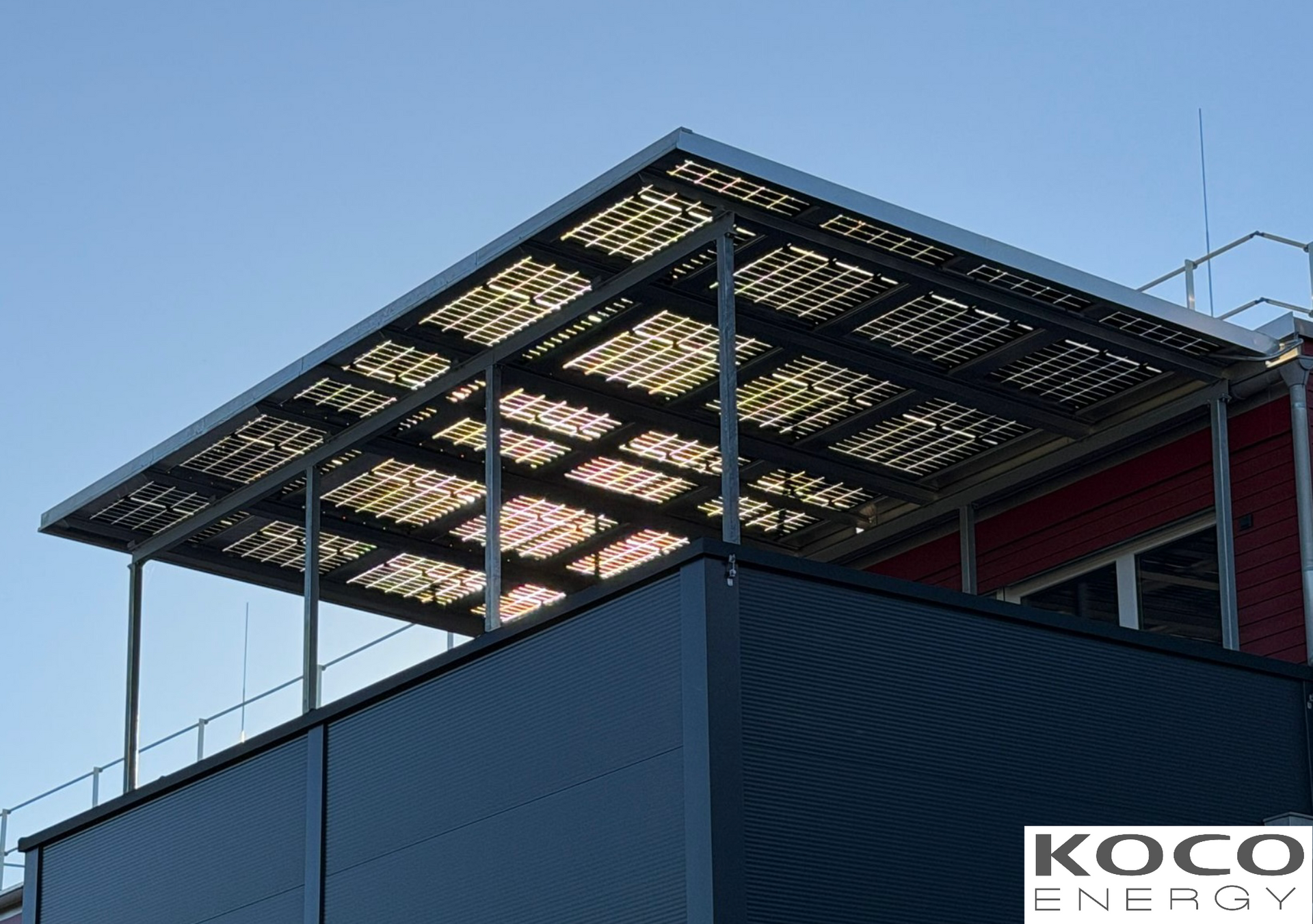 Dachterrasse mit lichtdurchlässigen Solarmodulen von KOCO Energy als Sonnenschutz und Energiequelle
