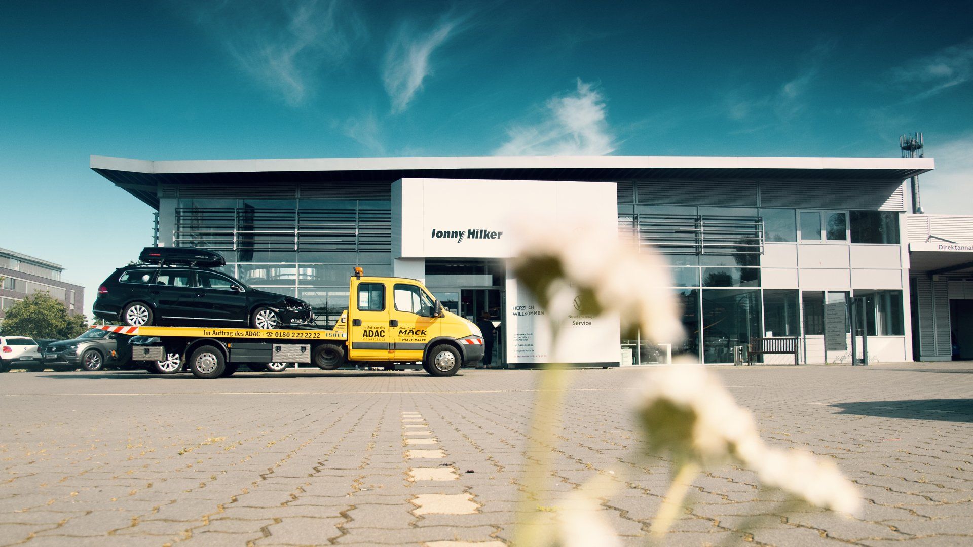 Abschleppfahrzeug mit beschädigtem Pkw vor dem Autohaus Jonny Hilker in Bremen