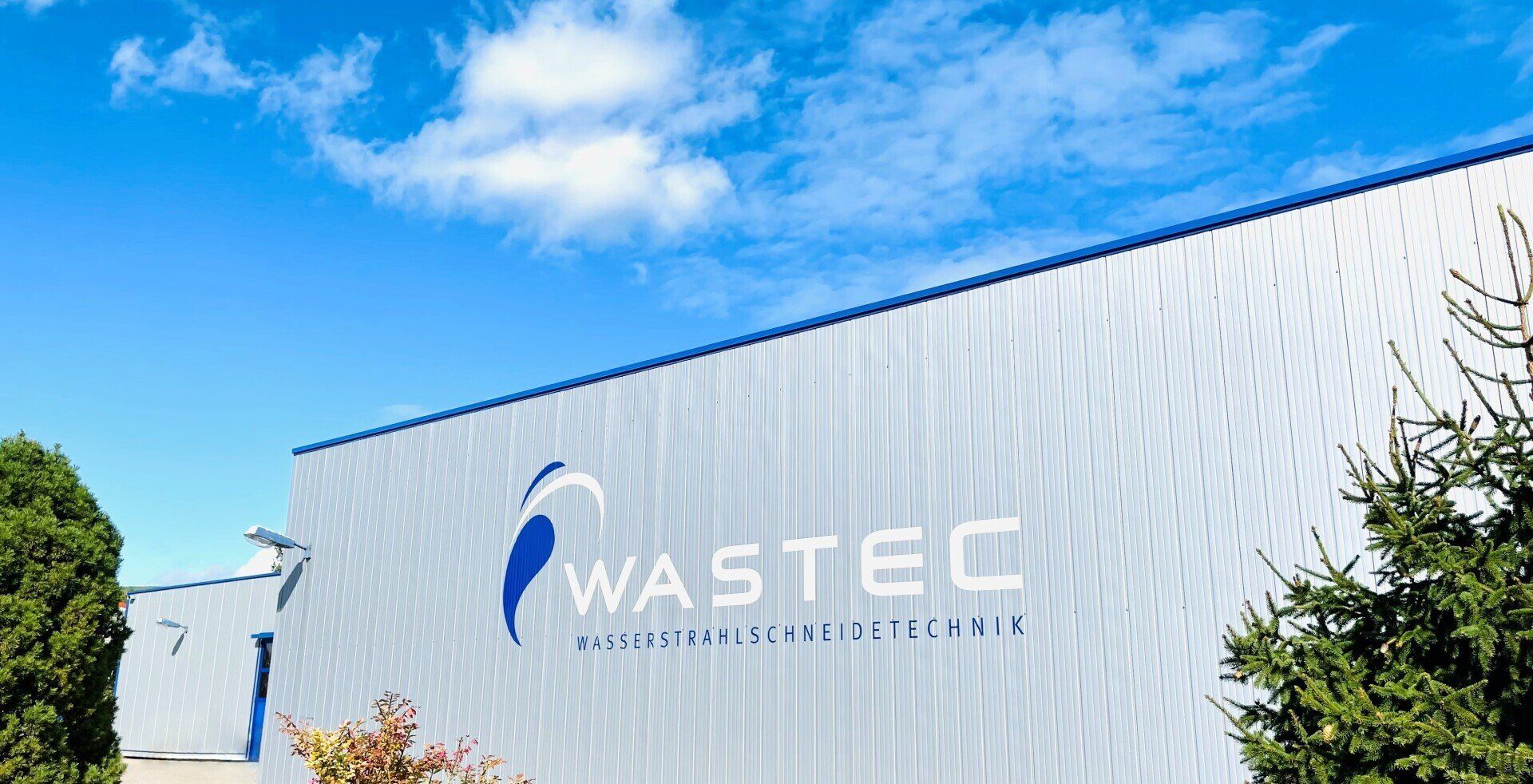 Fassadenbeschriftung WASTEC-Logo