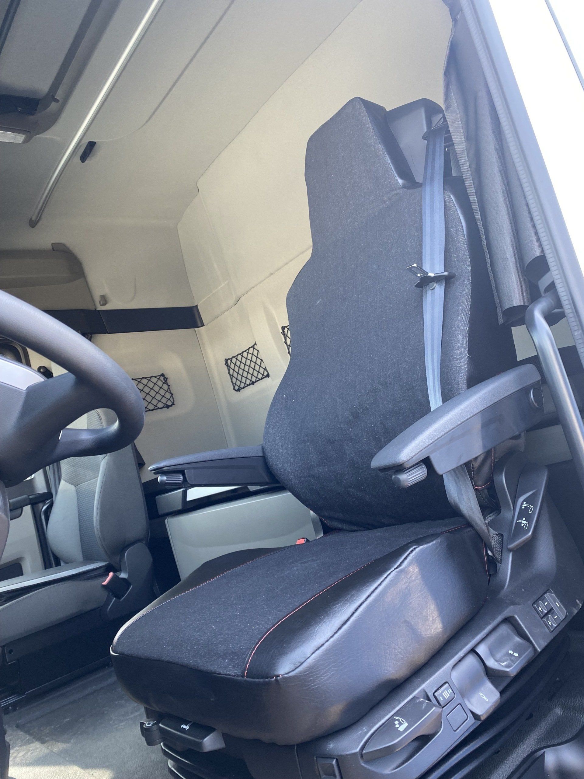 Housses Marchal en jean gamme eco noir sur siège Man Truck