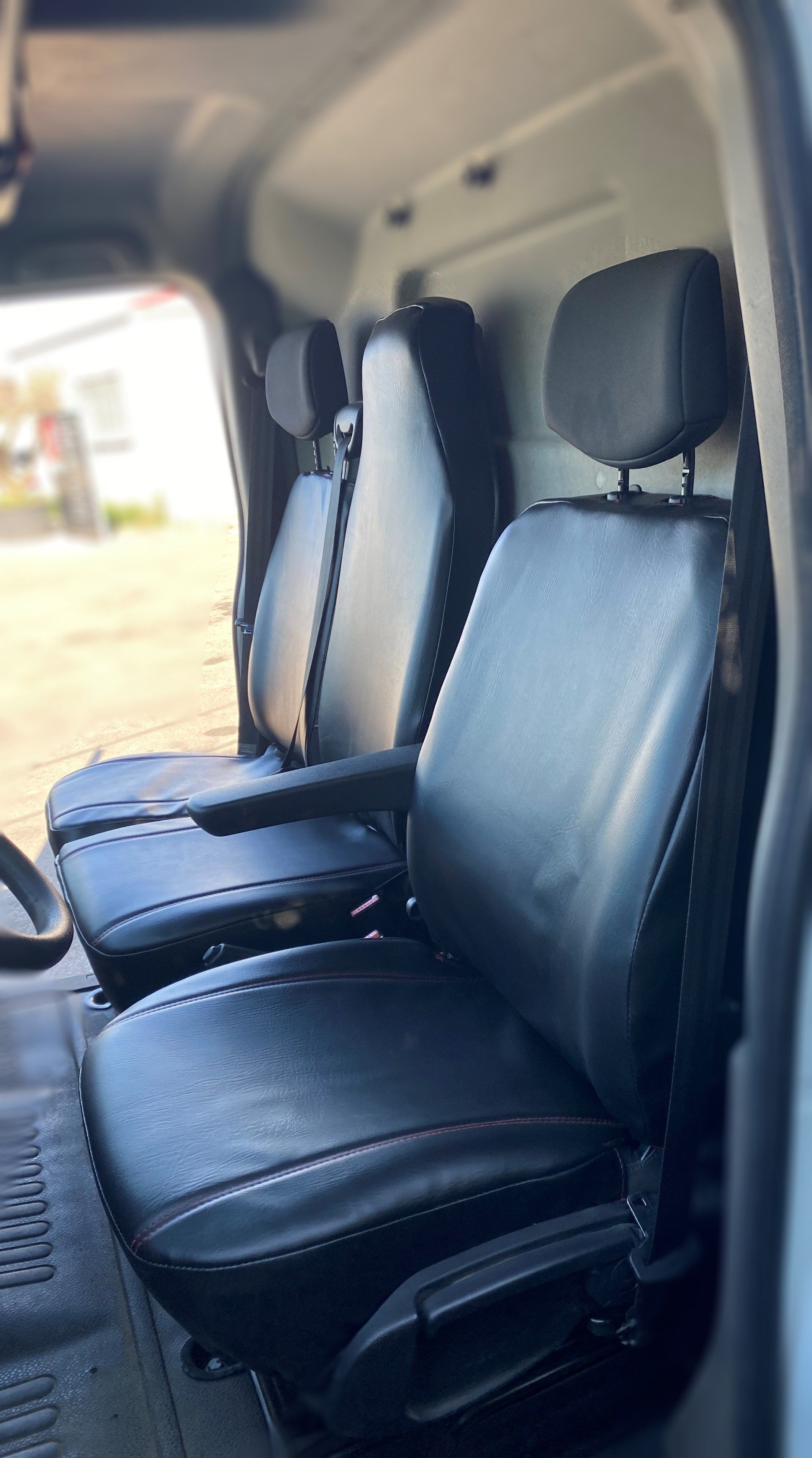 Housses Marchal en simili noir sur Nissan Nv400